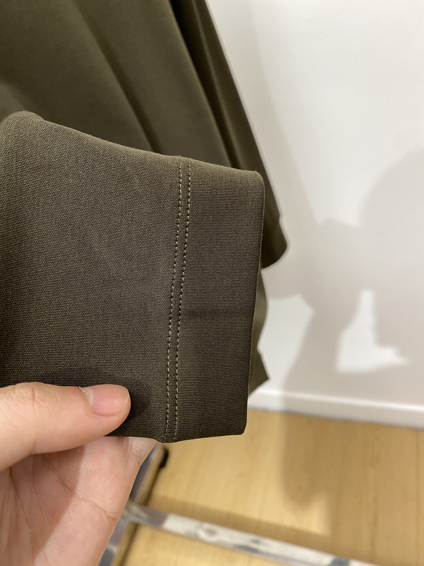 巴宝莉、2025新品长袖打底，帅气时尚，胸口设计凹凸图案logo，简约百搭款。面料棉 不仅挺括，保持潮流