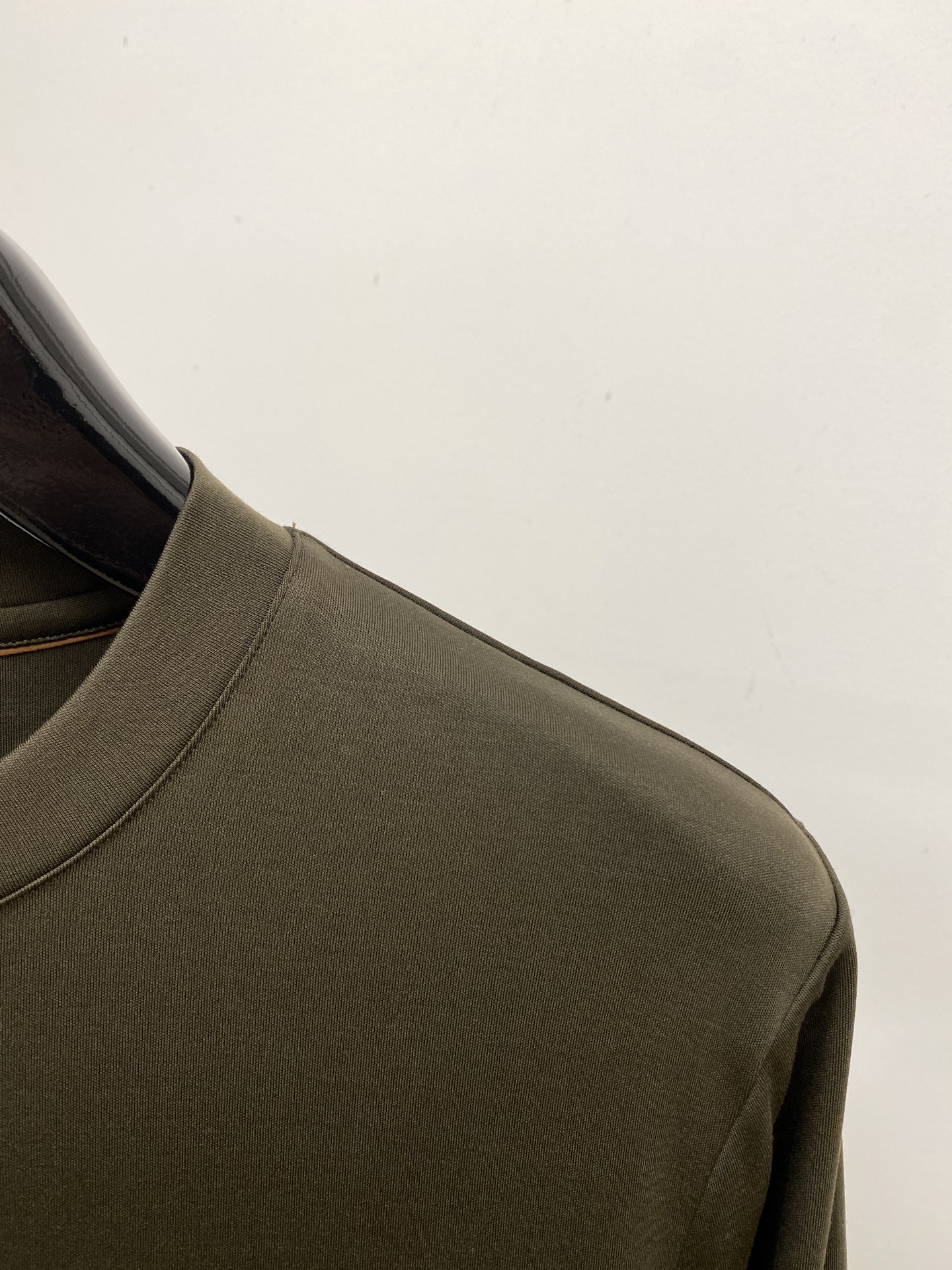 巴宝莉、2025新品长袖打底，帅气时尚，胸口设计凹凸图案logo，简约百搭款。面料棉 不仅挺括，保持潮流