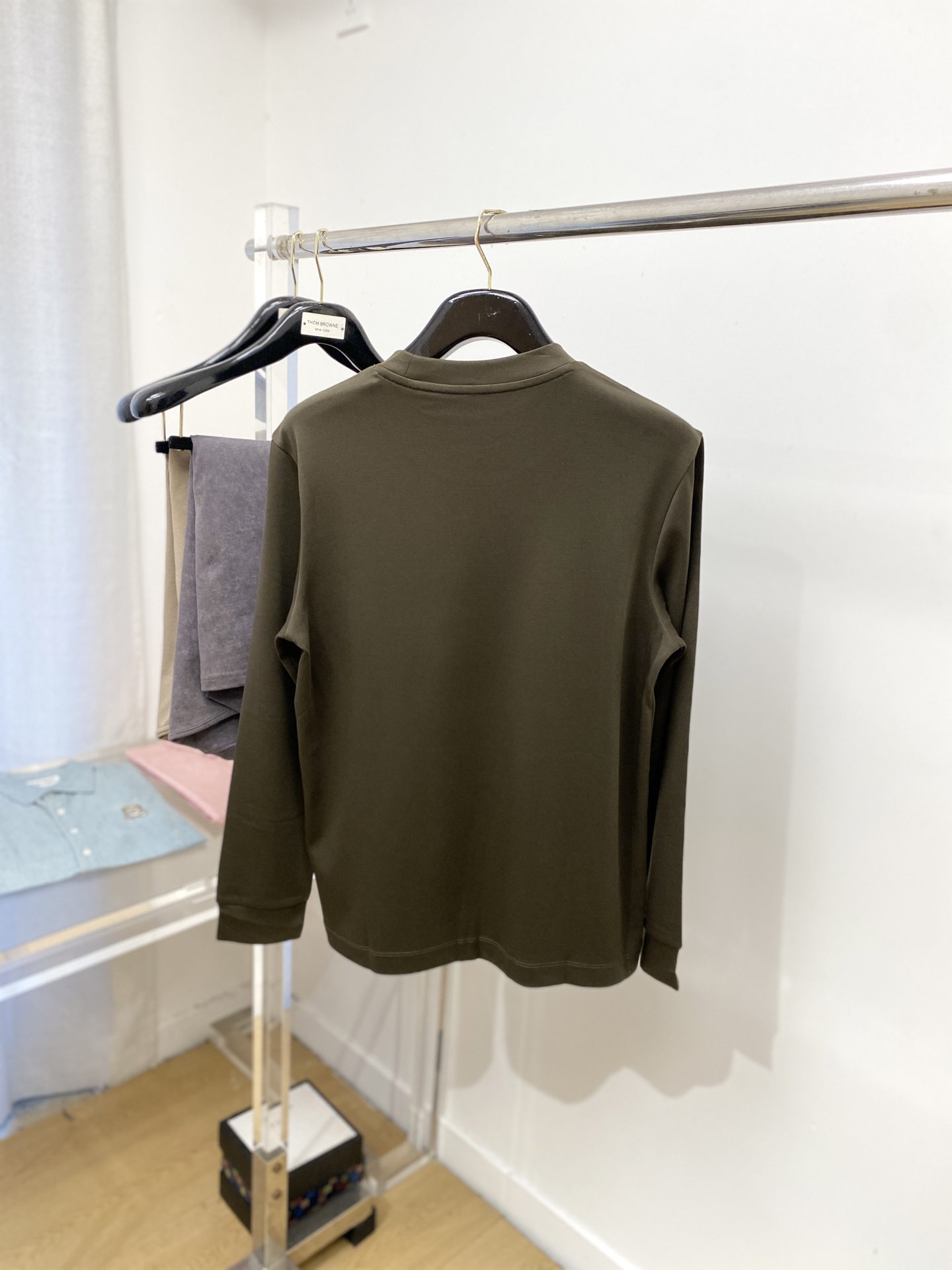 巴宝莉、2025新品长袖打底，帅气时尚，胸口设计凹凸图案logo，简约百搭款。面料棉 不仅挺括，保持潮流