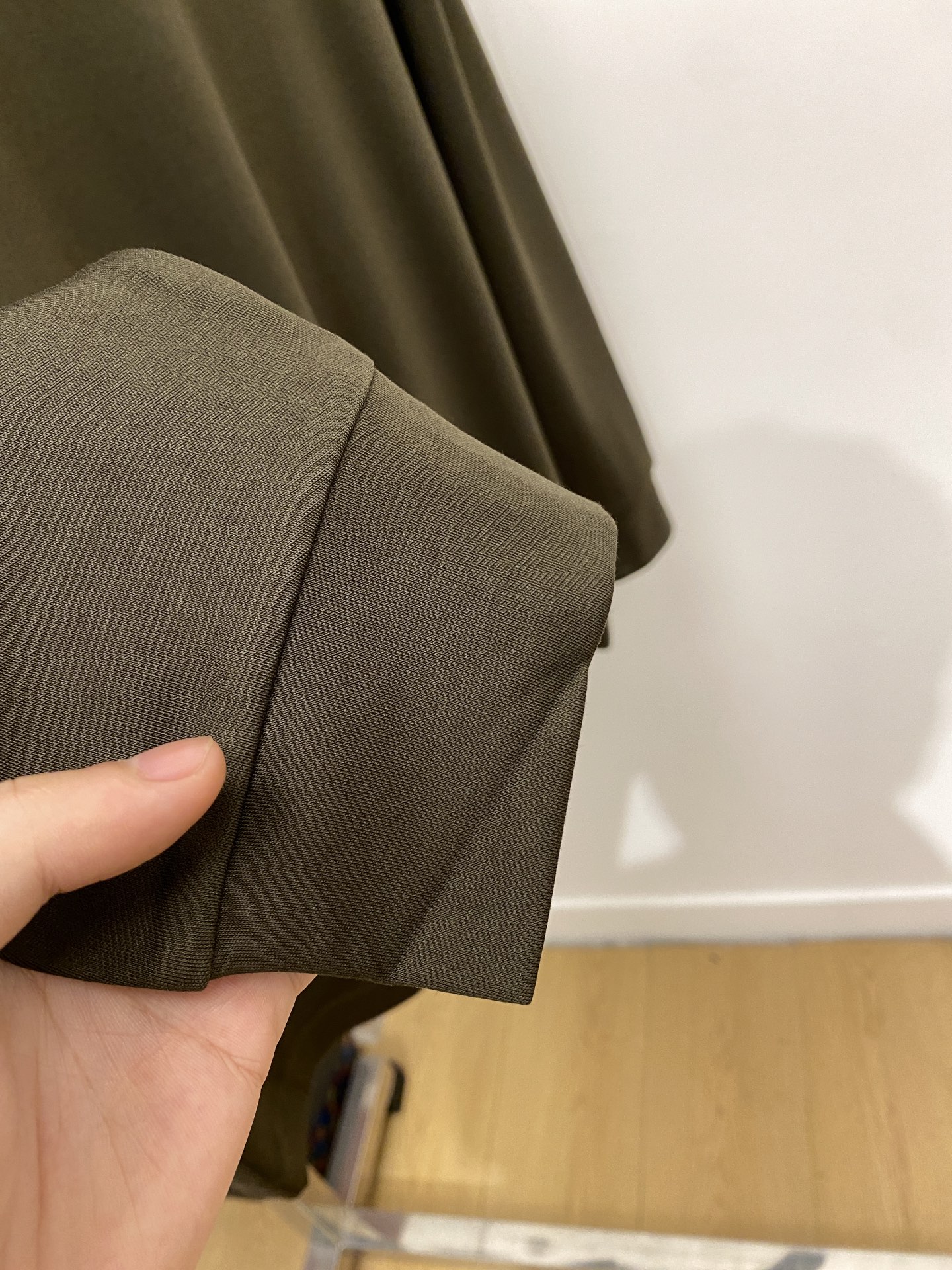 巴宝莉、2025新品长袖打底，帅气时尚，胸口设计凹凸图案logo，简约百搭款。面料棉 不仅挺括，保持潮流