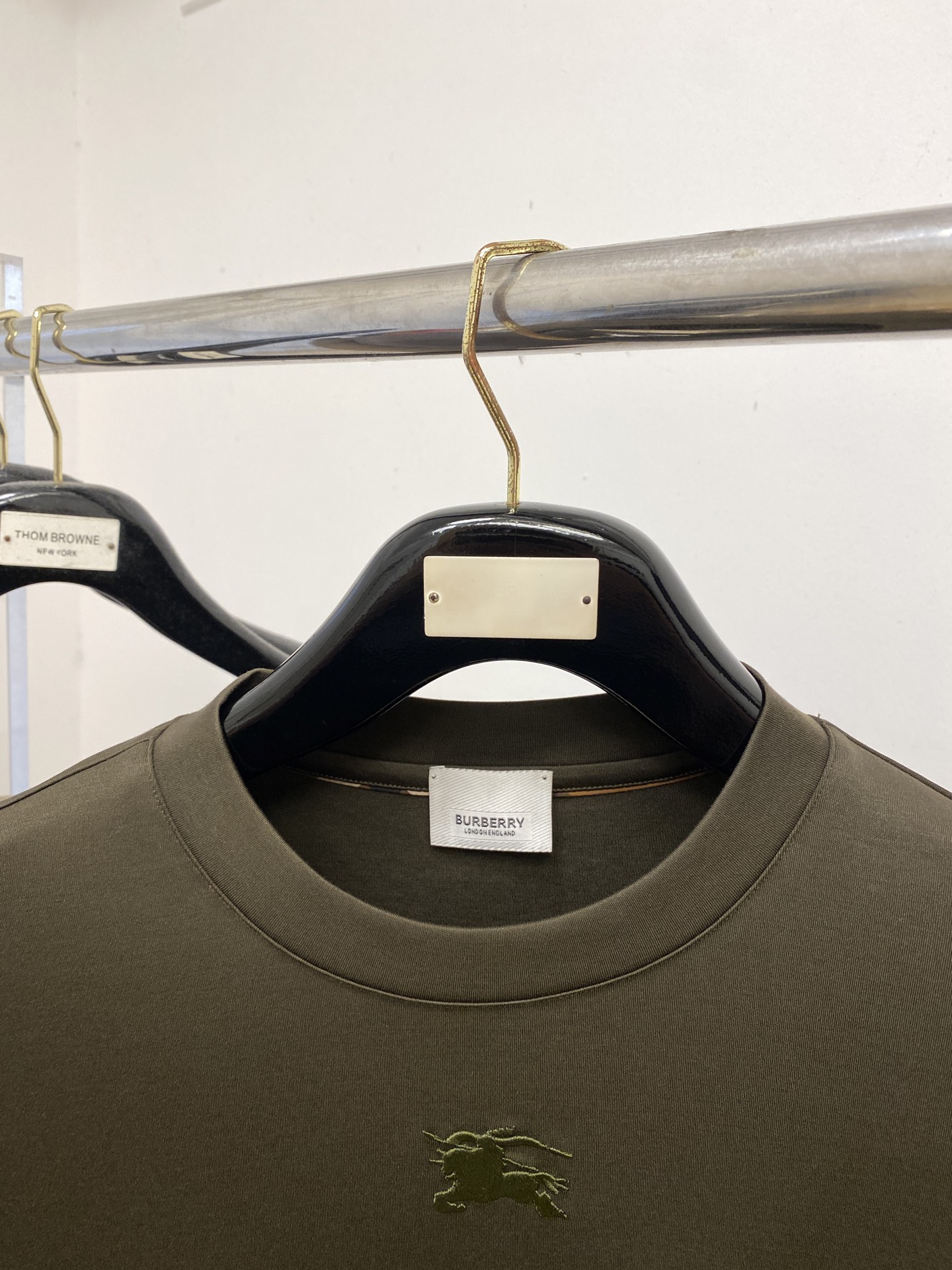 巴宝莉、2025新品长袖打底，帅气时尚，胸口设计凹凸图案logo，简约百搭款。面料棉 不仅挺括，保持潮流