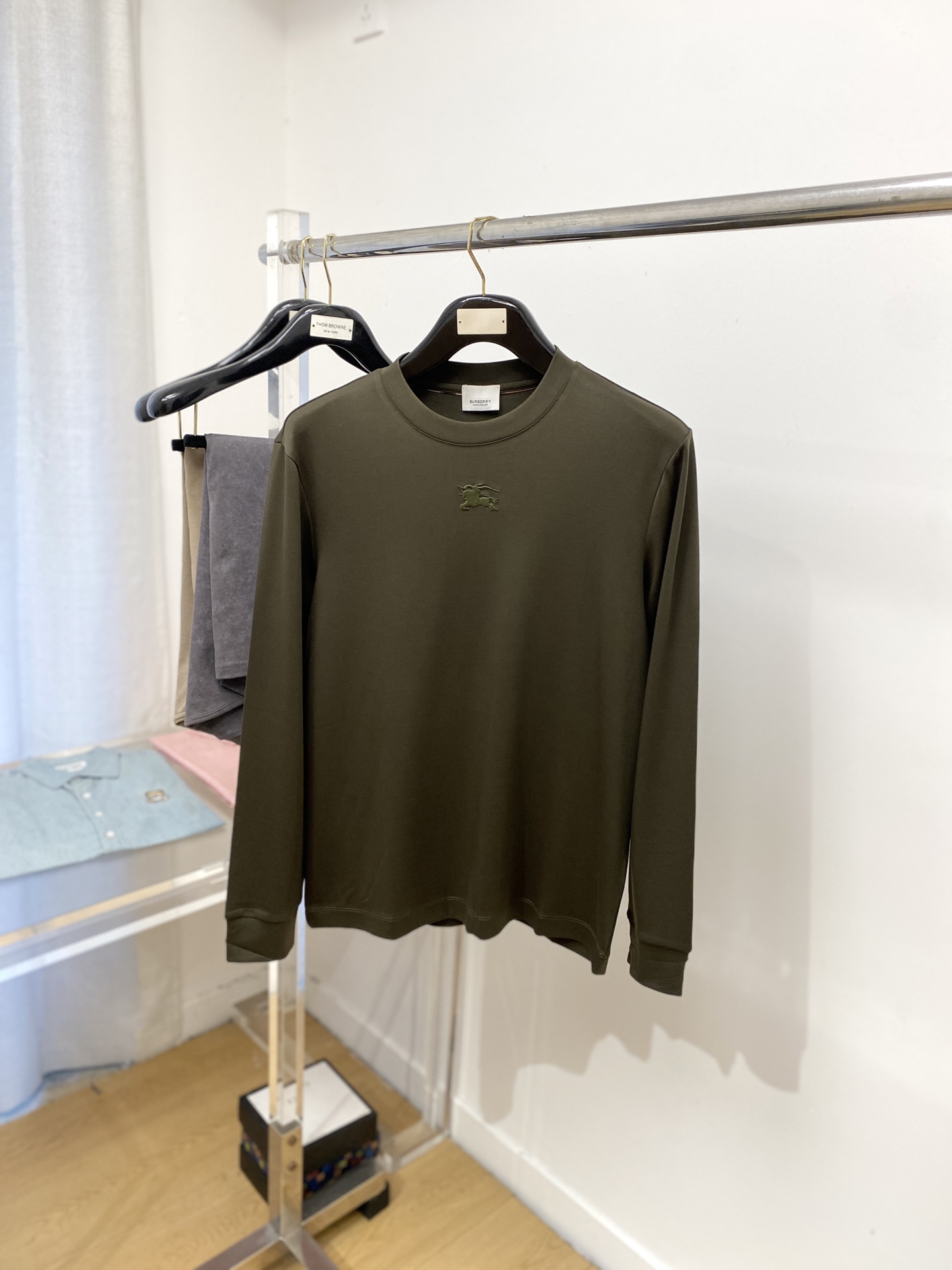 NO:516555,Burberry, 2025 new product long-sleeved base, handsome and fashionable, chest design concave and convex pattern logo, simple and versatile style. Fabric cotton is not only crisp, maintains a fashionable silhouette, but also comfortable to wear, and the yarn is more delicate, the number M-3XL, burberry, alexander wang19860909巴宝莉、2025新品长袖打底,帅气时尚,胸口设计凹凸图案logo,简约百搭款.面料棉 不仅挺括,保持潮流的廓形,又穿着舒适,纱织更细腻,码数M-3XL,,burberry,alexander wang,Men's clothing