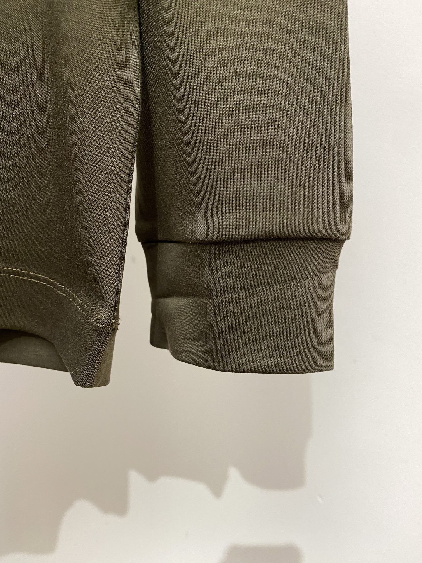 巴宝莉、2025新品长袖打底，帅气时尚，胸口设计凹凸图案logo，简约百搭款。面料棉 不仅挺括，保持潮流