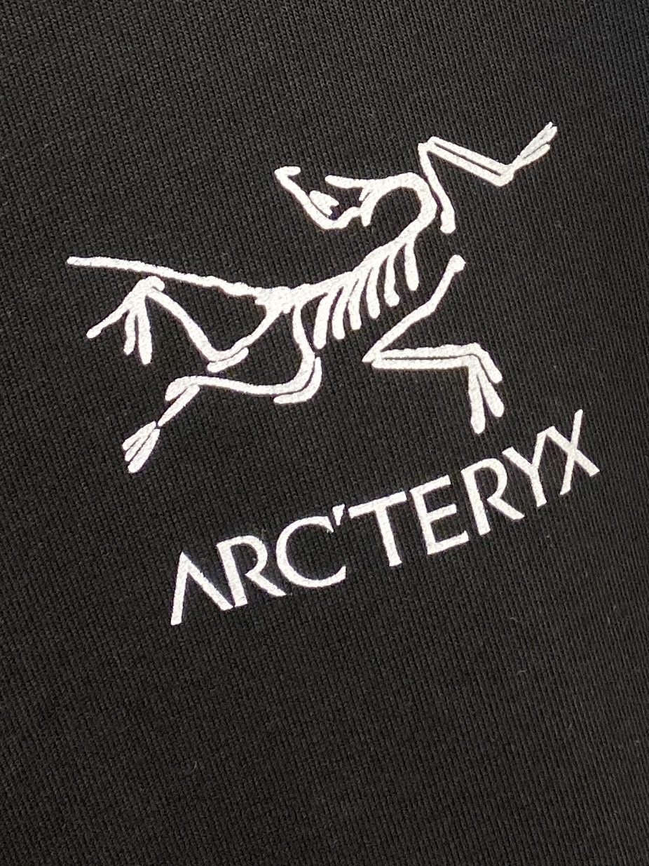 始祖鸟、2025新品长袖卫衣，帅气时尚，简约百搭款。胸前顶级印花图案字母logo，面料棉 不仅挺括，保持