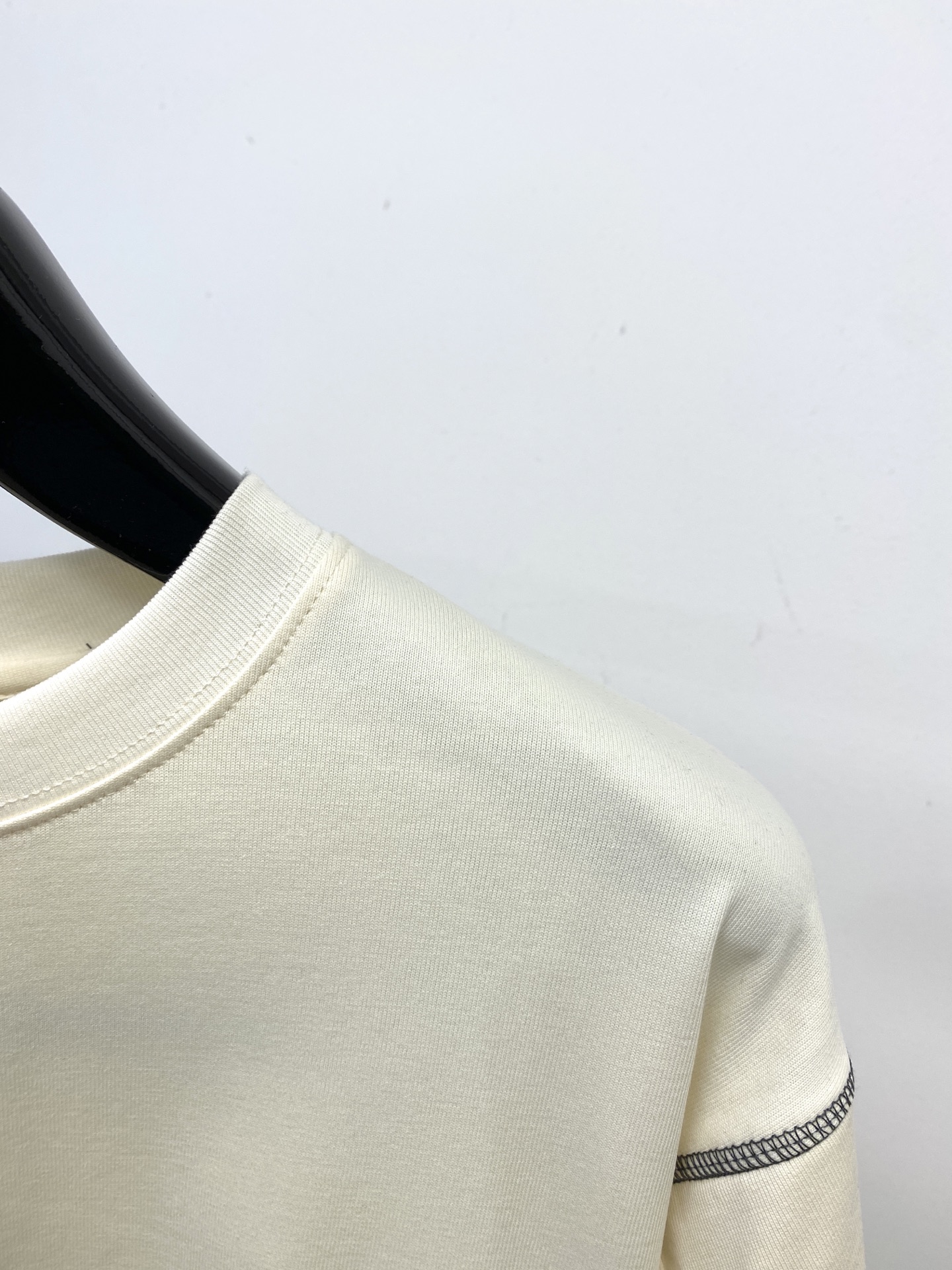 始祖鸟、2025新品长袖卫衣，帅气时尚，简约百搭款。袖口顶级印花字母logo，面料棉 不仅挺括，保持潮流