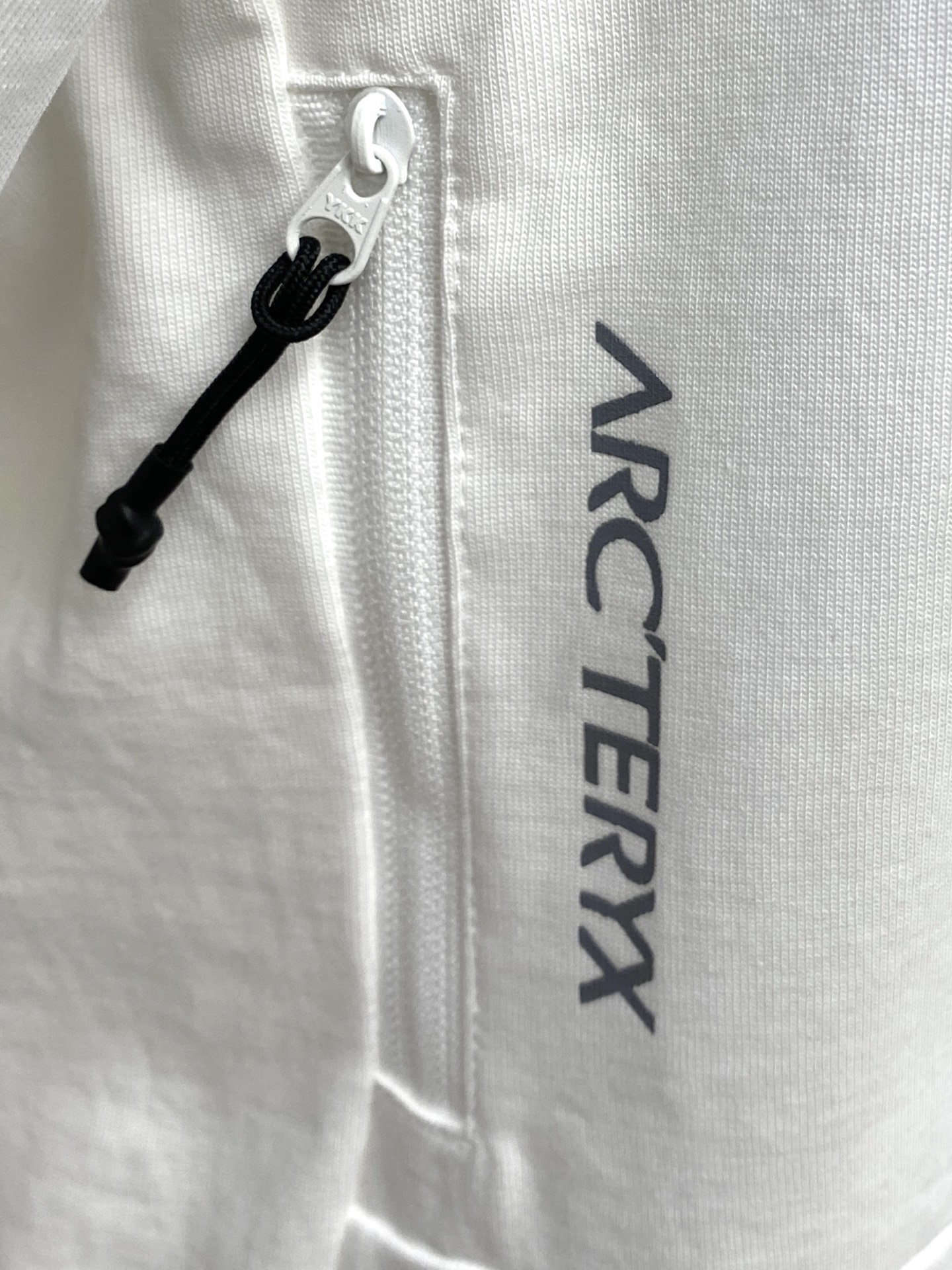 始祖鸟、2025新品长袖卫衣，帅气时尚，简约百搭款。袖口顶级印花字母logo，面料棉 不仅挺括，保持潮流