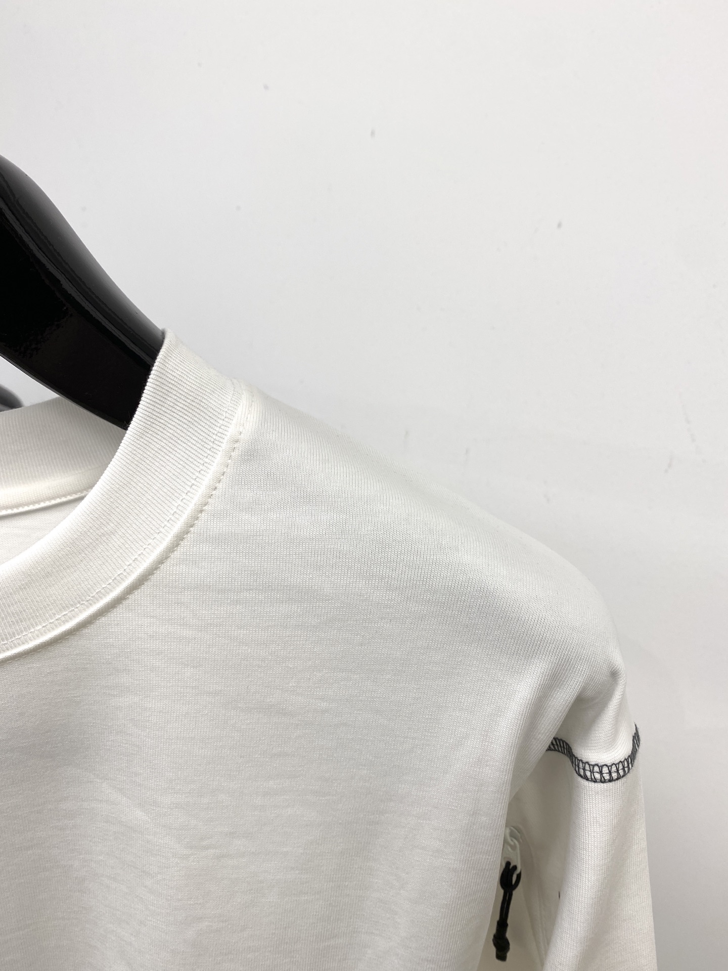 始祖鸟、2025新品长袖卫衣，帅气时尚，简约百搭款。袖口顶级印花字母logo，面料棉 不仅挺括，保持潮流