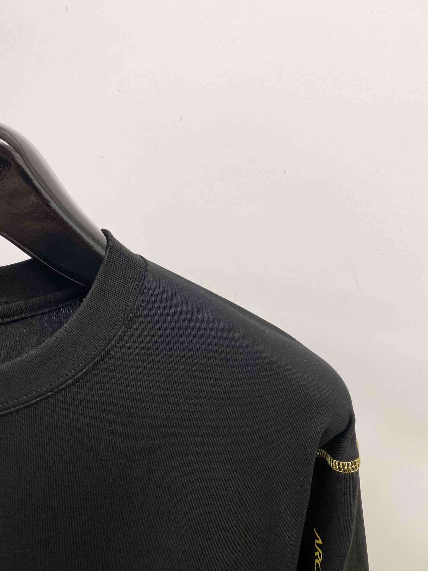 始祖鸟、2025新品长袖卫衣，帅气时尚，简约百搭款。袖口顶级印花字母logo，面料棉 不仅挺括，保持潮流