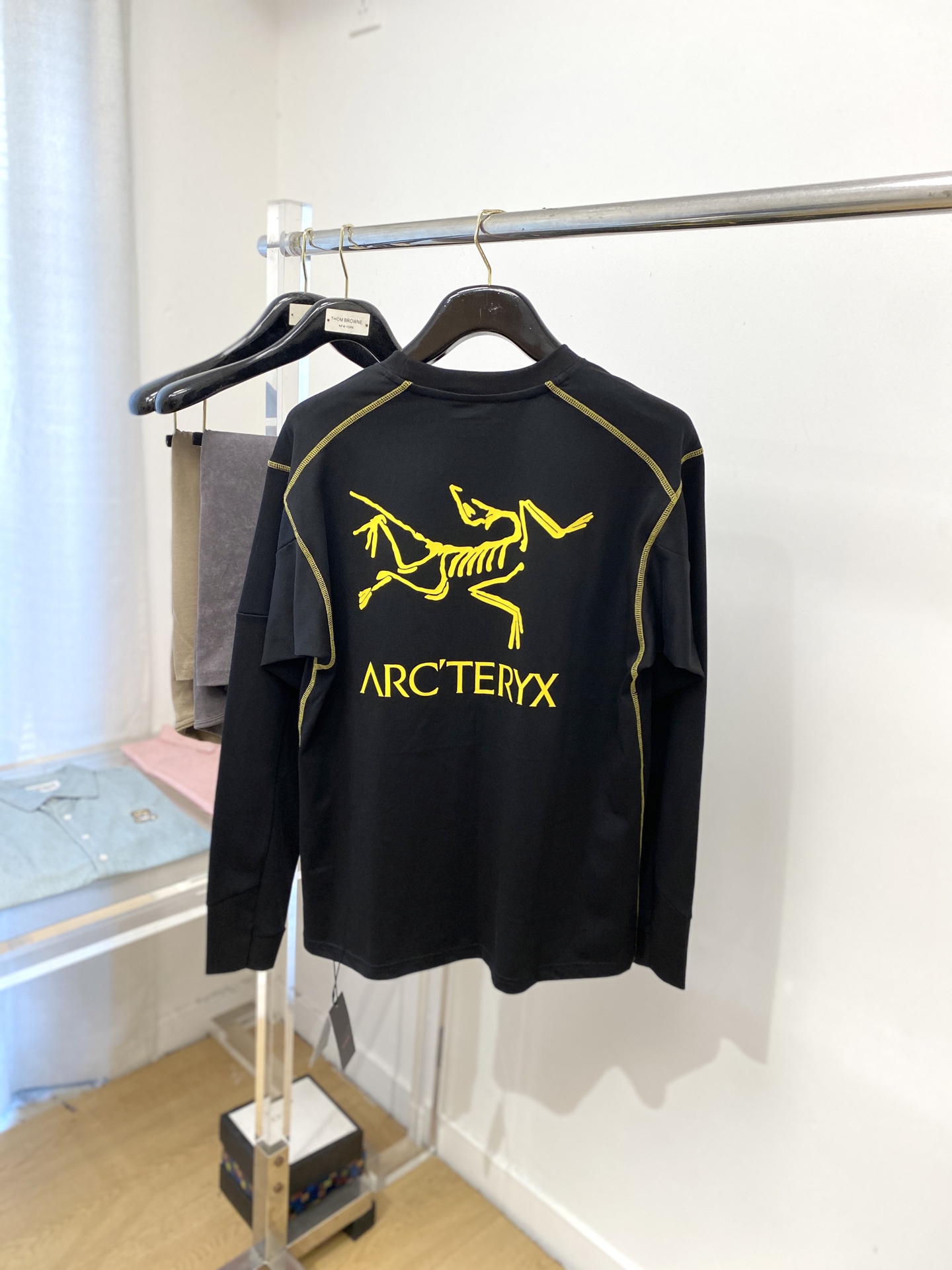 始祖鸟、2025新品长袖卫衣，帅气时尚，简约百搭款。袖口顶级印花字母logo，面料棉 不仅挺括，保持潮流