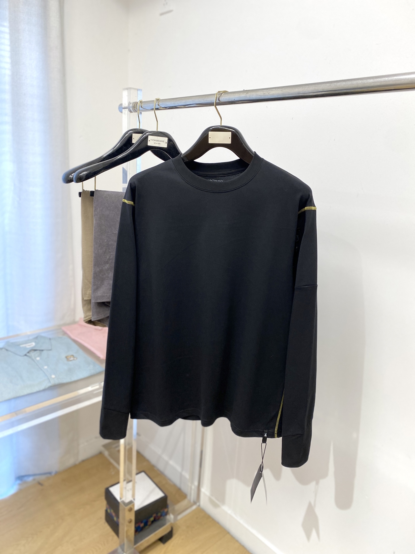 始祖鸟、2025新品长袖卫衣，帅气时尚，简约百搭款。袖口顶级印花字母logo，面料棉 不仅挺括，保持潮流