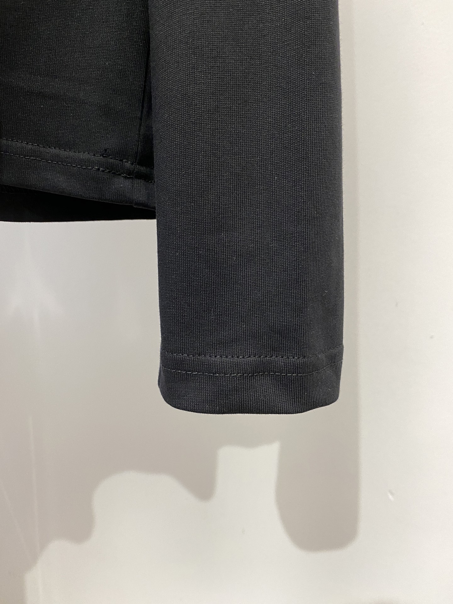 始祖鸟、2025新品长袖卫衣，帅气时尚，简约百搭款。胸前精致刺绣图案logo，面料棉 不仅挺括，保持潮流