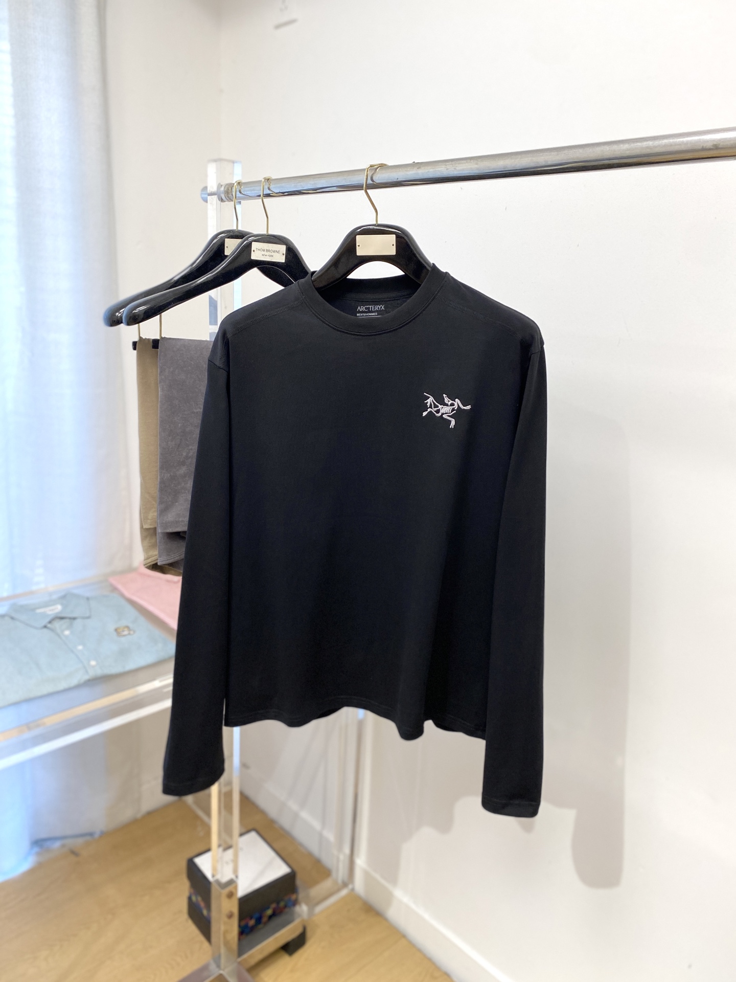 NO:518970,Archaeoptera bird, 2025 new long-sleeved sweatshirt, handsome and fashionable, simple and versatile. The exquisite embroidery pattern logo on the chest, fabric cotton is not only crisp, maintaining the trendy silhouette, and wearing comfortably, with more delicate yarn. S-XL, arc'teryx, hoodie, sweatshirts, alexander wang19860909始祖鸟、2025新品长袖卫衣,帅气时尚,简约百搭款.胸前精致刺绣图案logo,面料棉 不仅挺括,保持潮流的廓形,又穿着舒适,纱织更细腻,码数S-XL,arc'teryx,hoodie,sweatshirts,alexander wang,Men's clothing