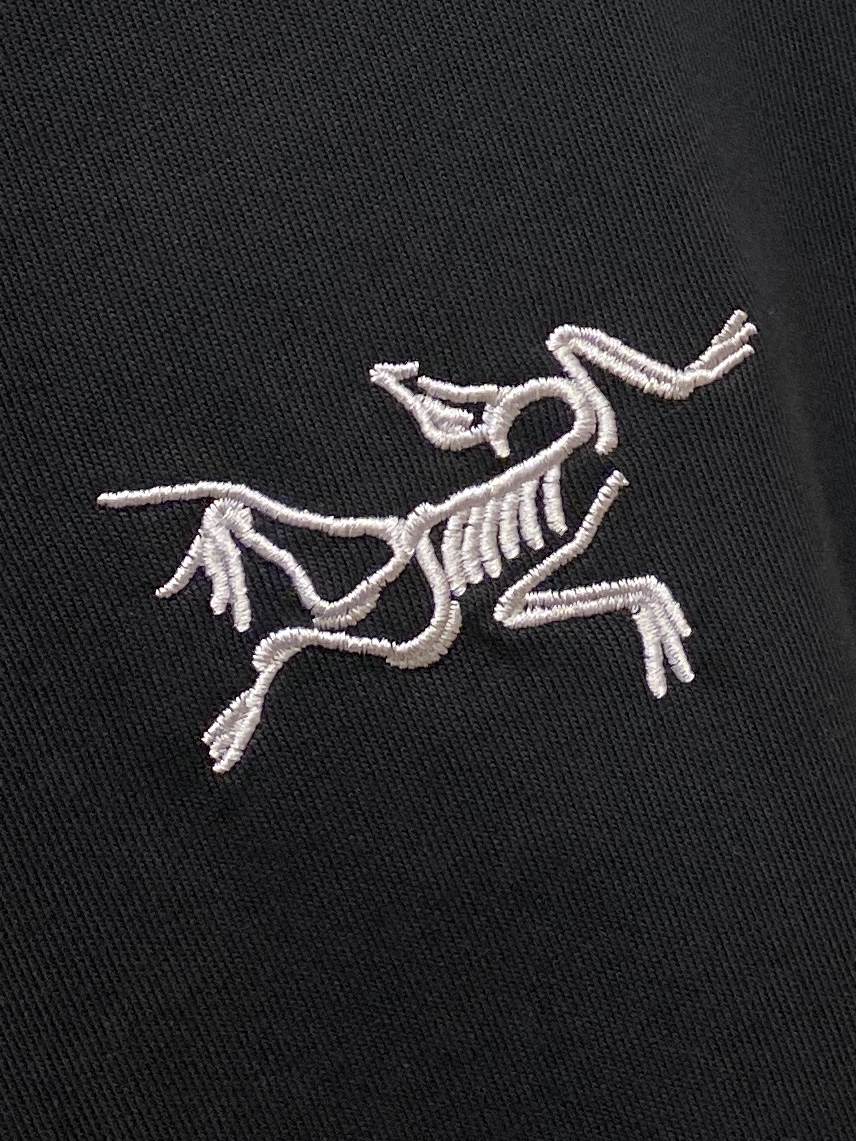 始祖鸟、2025新品长袖卫衣，帅气时尚，简约百搭款。胸前精致刺绣图案logo，面料棉 不仅挺括，保持潮流