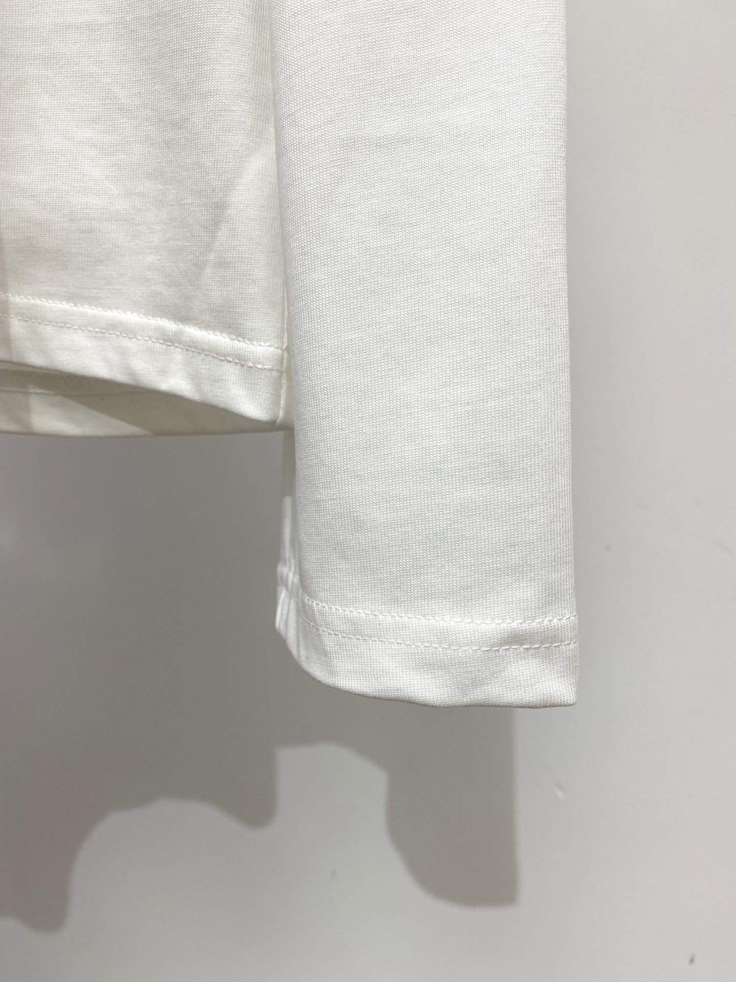 始祖鸟、2025新品长袖卫衣，帅气时尚，简约百搭款。胸前精致刺绣图案logo，面料棉 不仅挺括，保持潮流