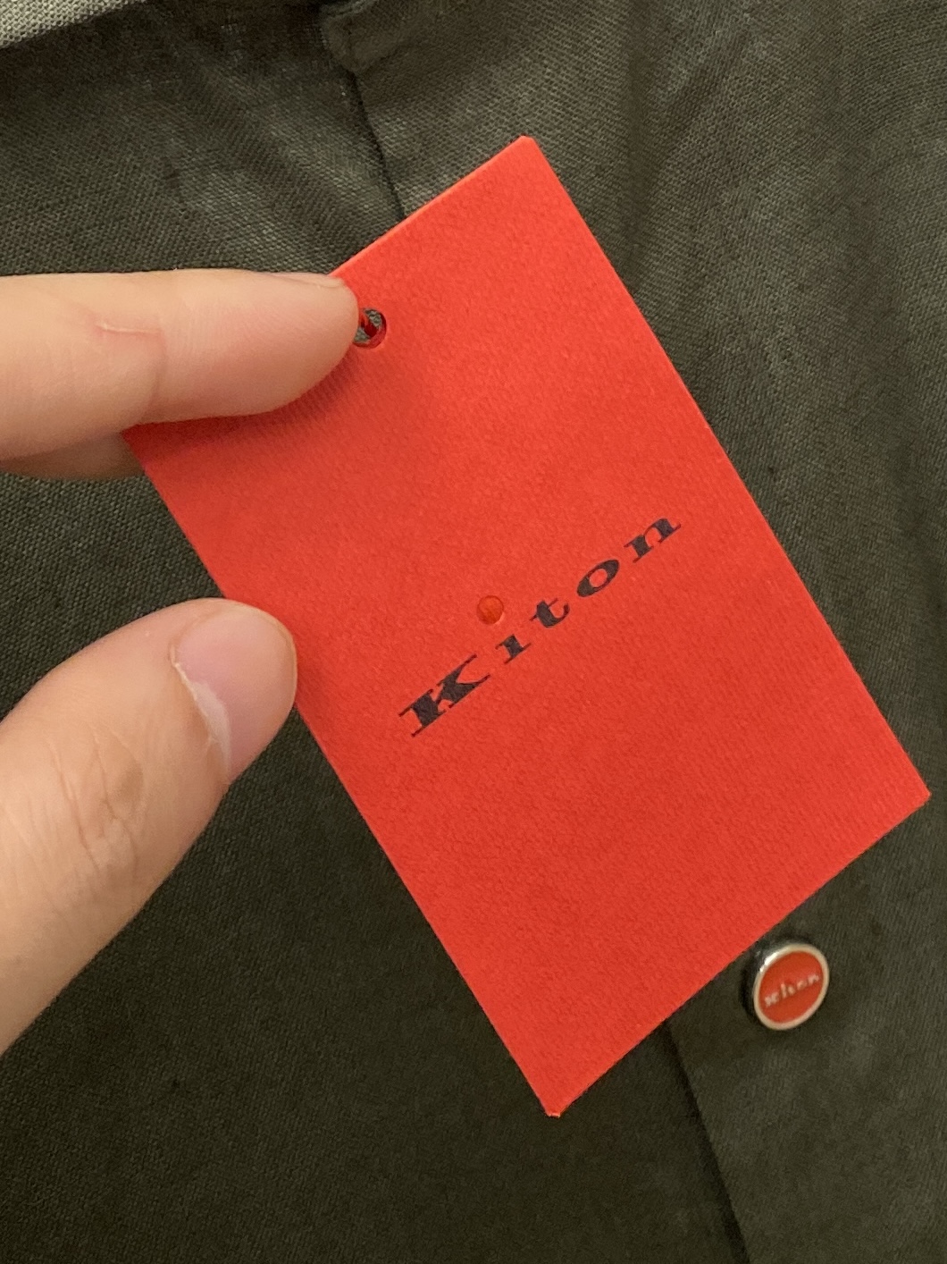 Kiton、2025新品衬衫，时尚帅气，简约百搭款，定制原版面料，不仅挺括，保持潮流的廓形，又穿着舒适，