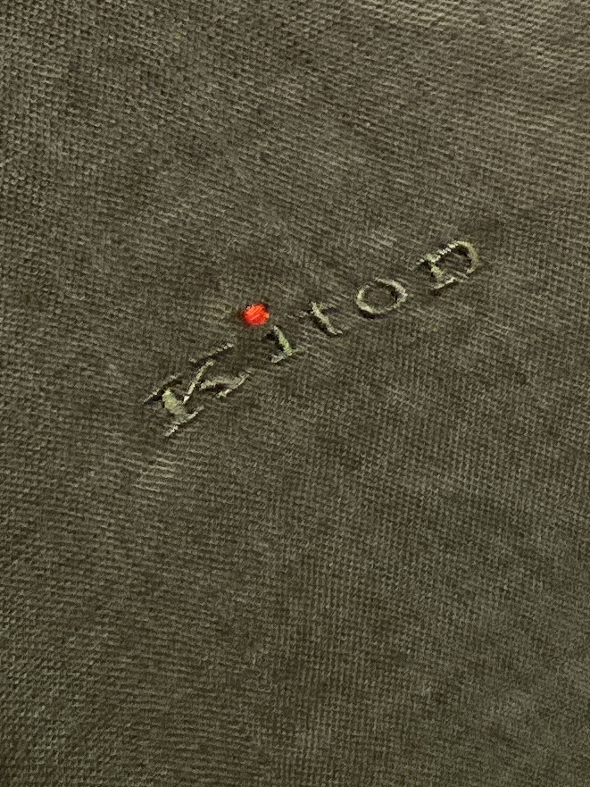 Kiton、2025新品衬衫，时尚帅气，简约百搭款，定制原版面料，不仅挺括，保持潮流的廓形，又穿着舒适，