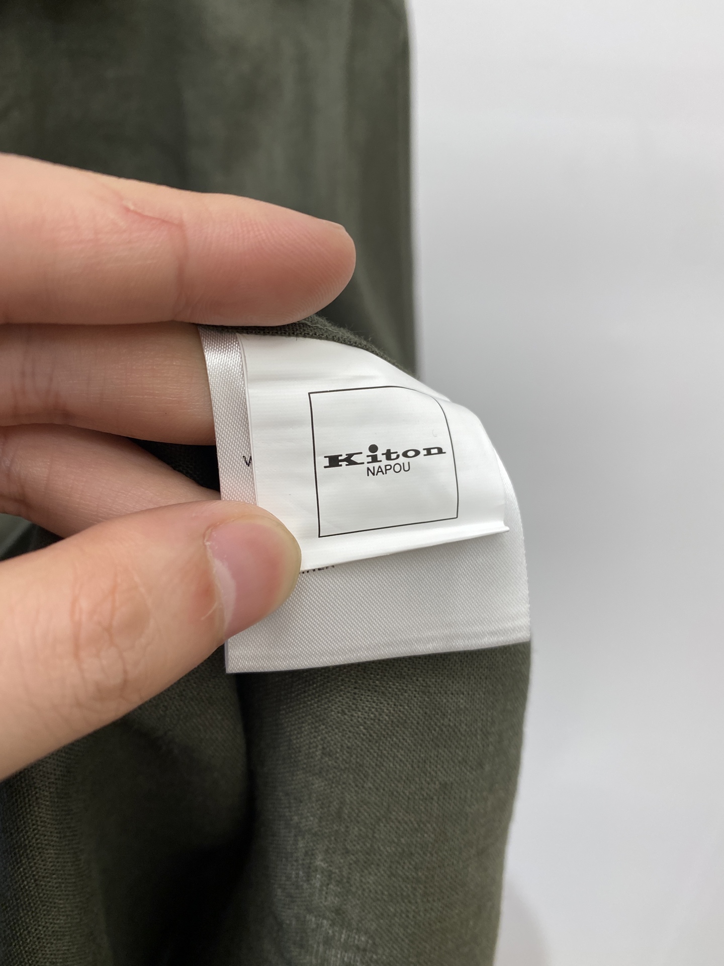 Kiton、2025新品衬衫，时尚帅气，简约百搭款，定制原版面料，不仅挺括，保持潮流的廓形，又穿着舒适，