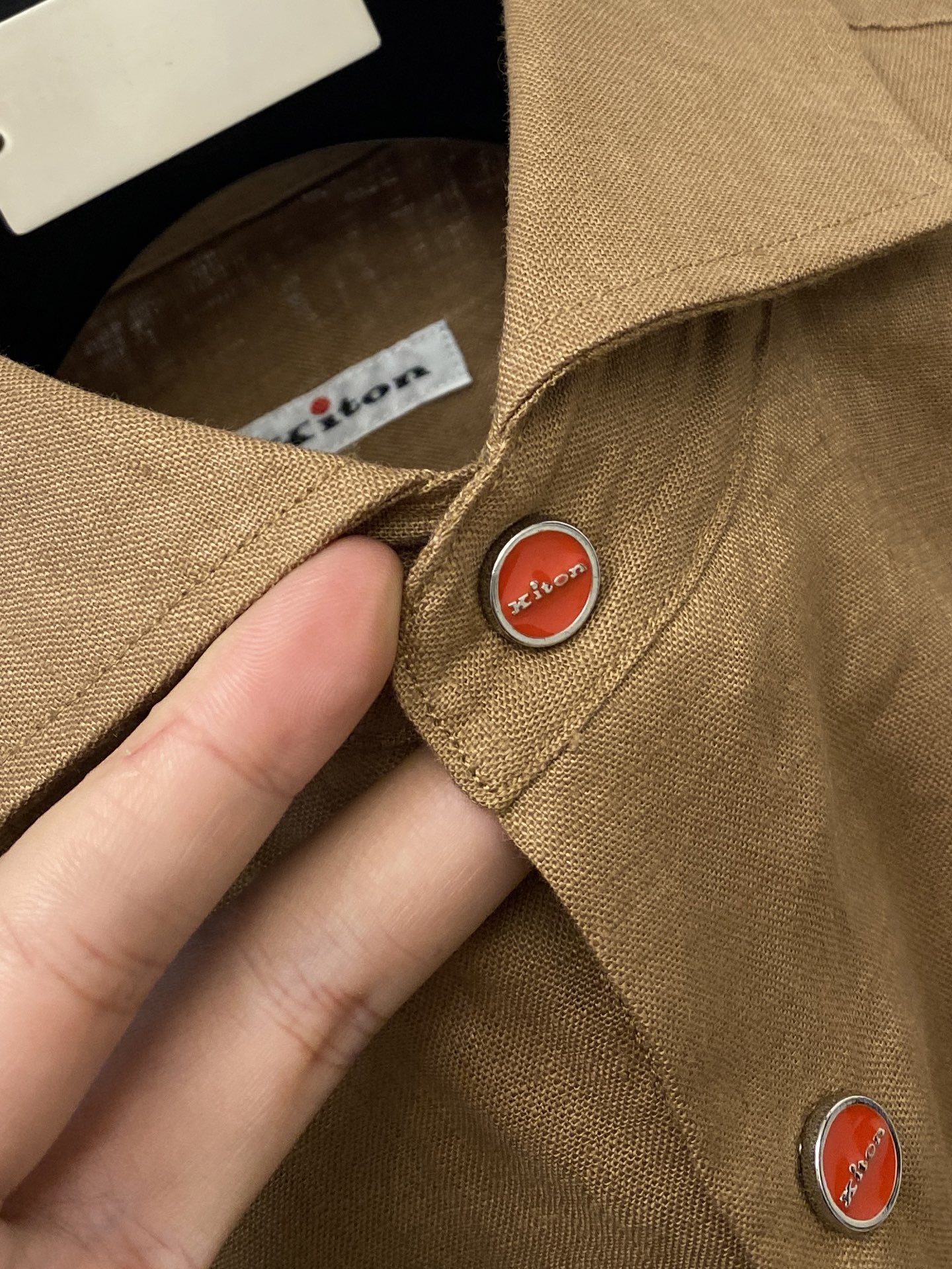 Kiton、2025新品衬衫，时尚帅气，简约百搭款，定制原版面料，不仅挺括，保持潮流的廓形，又穿着舒适，