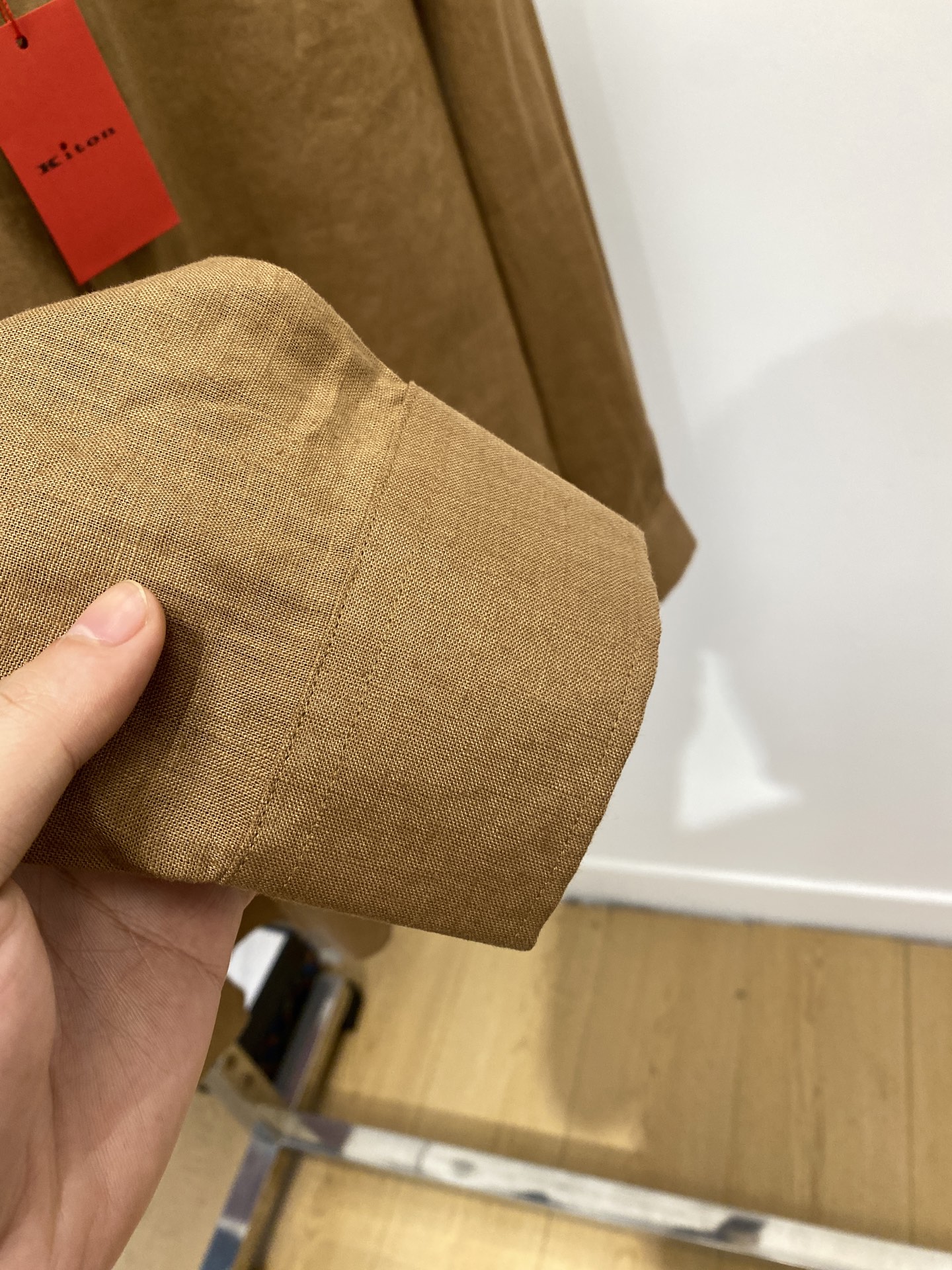 Kiton、2025新品衬衫，时尚帅气，简约百搭款，定制原版面料，不仅挺括，保持潮流的廓形，又穿着舒适，