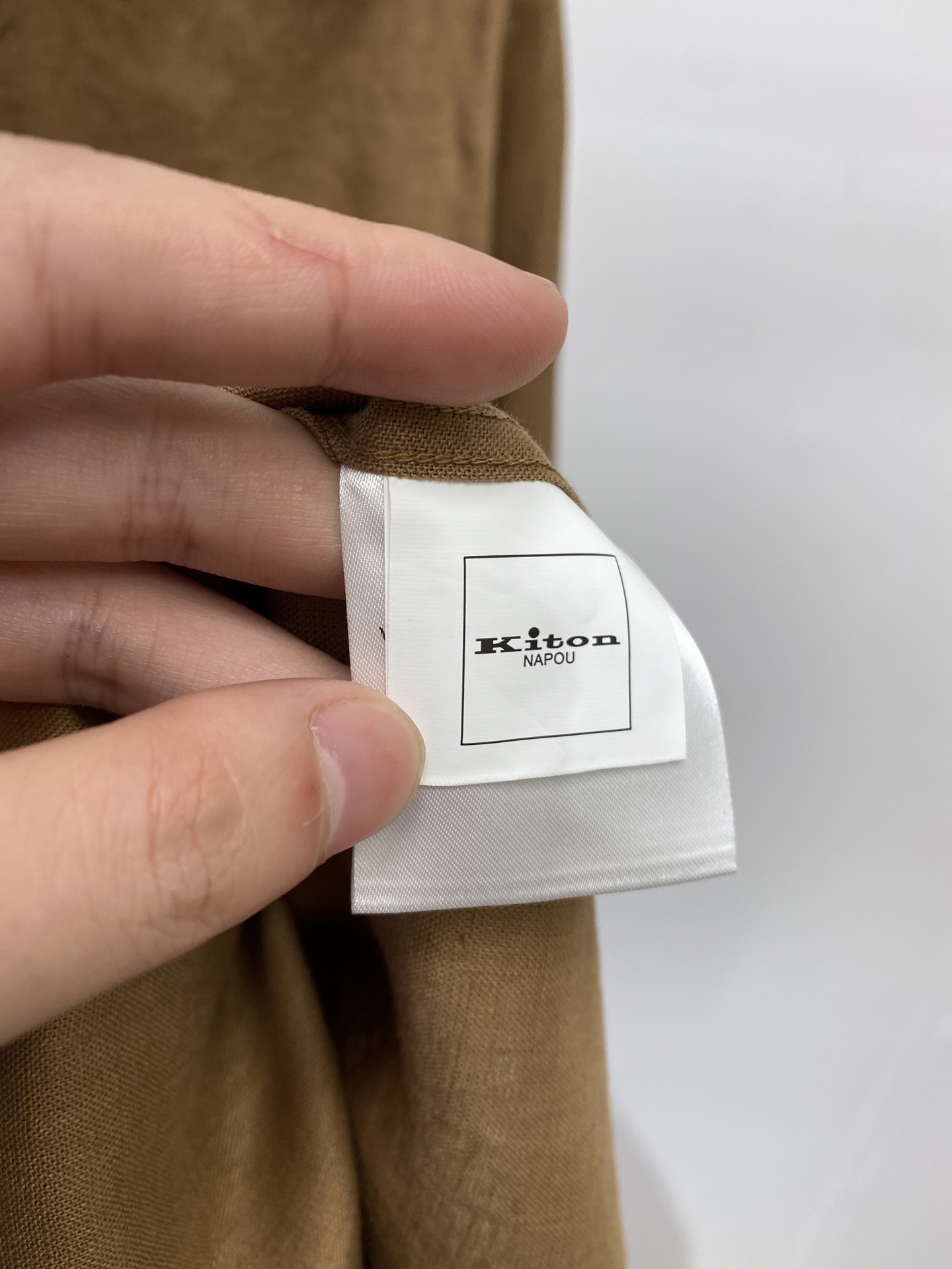 Kiton、2025新品衬衫，时尚帅气，简约百搭款，定制原版面料，不仅挺括，保持潮流的廓形，又穿着舒适，