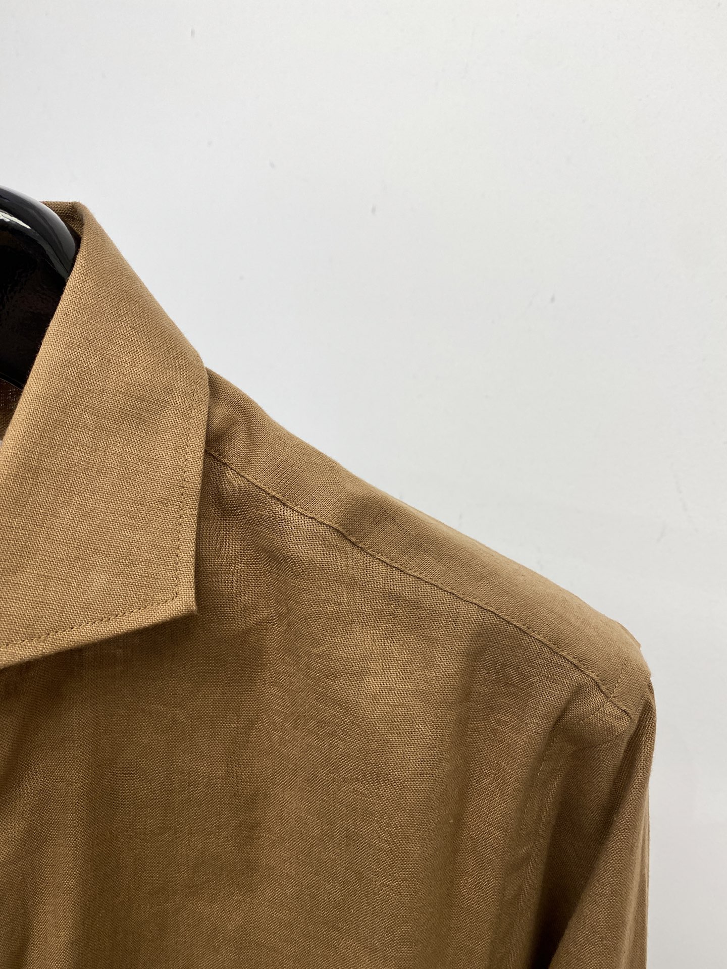 Kiton、2025新品衬衫，时尚帅气，简约百搭款，定制原版面料，不仅挺括，保持潮流的廓形，又穿着舒适，