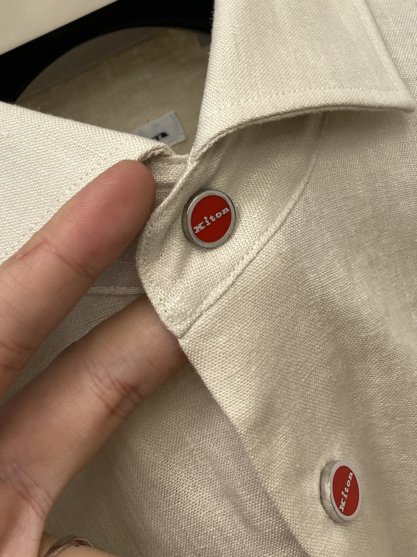 Kiton、2025新品衬衫，时尚帅气，简约百搭款，定制原版面料，不仅挺括，保持潮流的廓形，又穿着舒适，