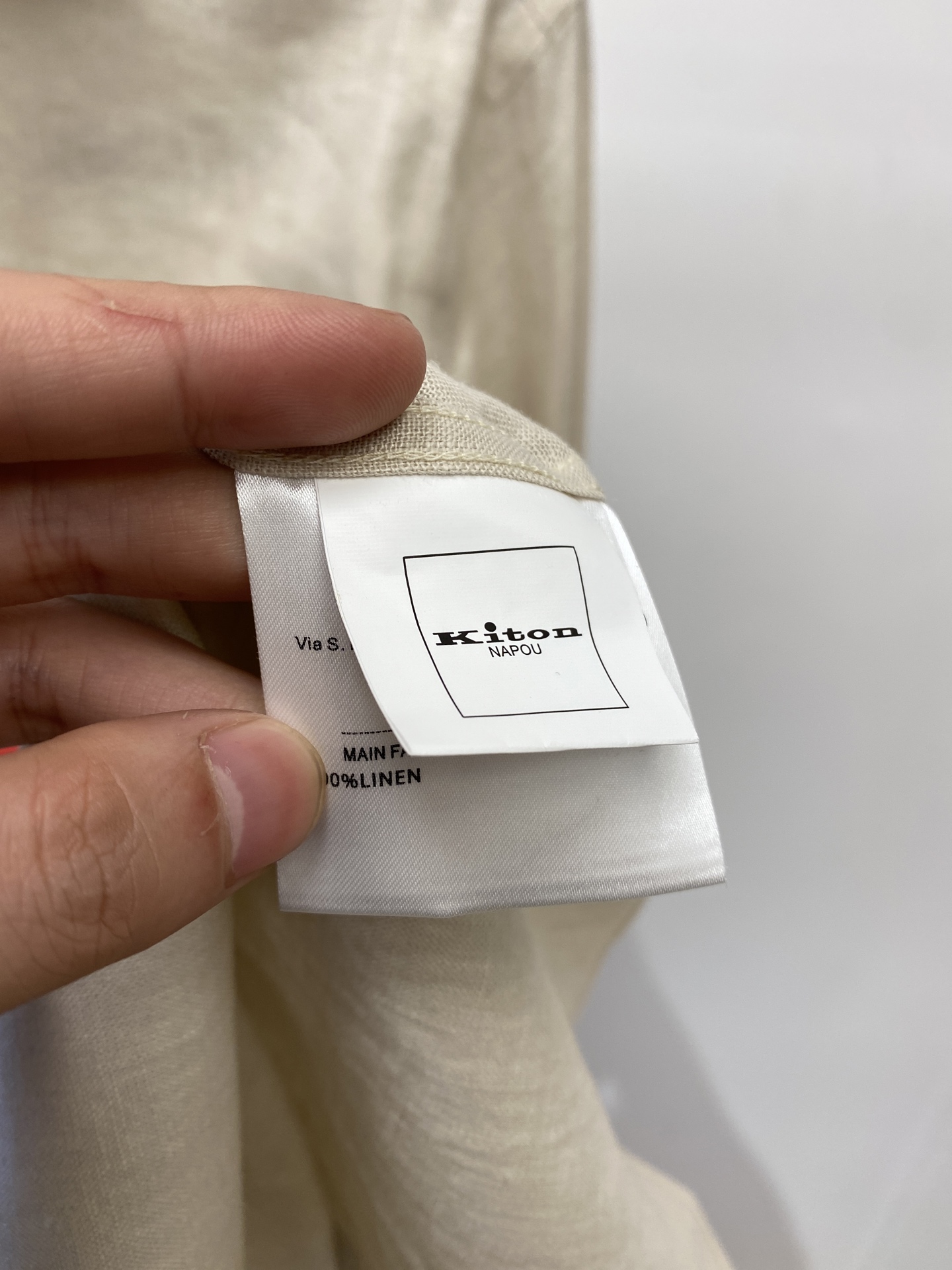 Kiton、2025新品衬衫，时尚帅气，简约百搭款，定制原版面料，不仅挺括，保持潮流的廓形，又穿着舒适，