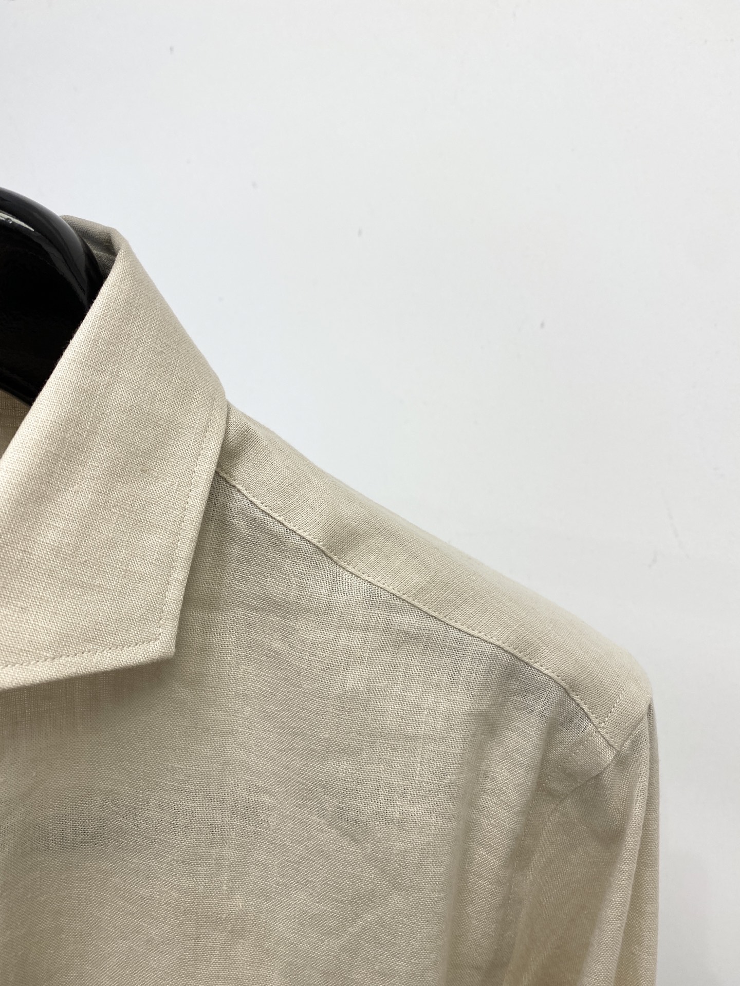 Kiton、2025新品衬衫，时尚帅气，简约百搭款，定制原版面料，不仅挺括，保持潮流的廓形，又穿着舒适，