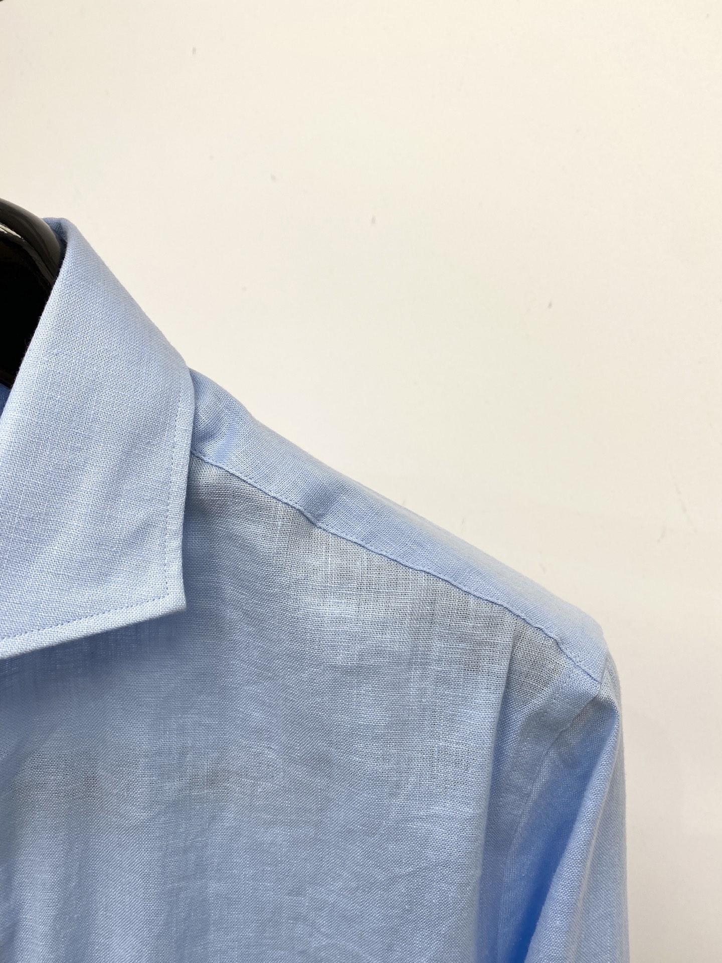 Kiton、2025新品衬衫，时尚帅气，简约百搭款，定制原版面料，不仅挺括，保持潮流的廓形，又穿着舒适，