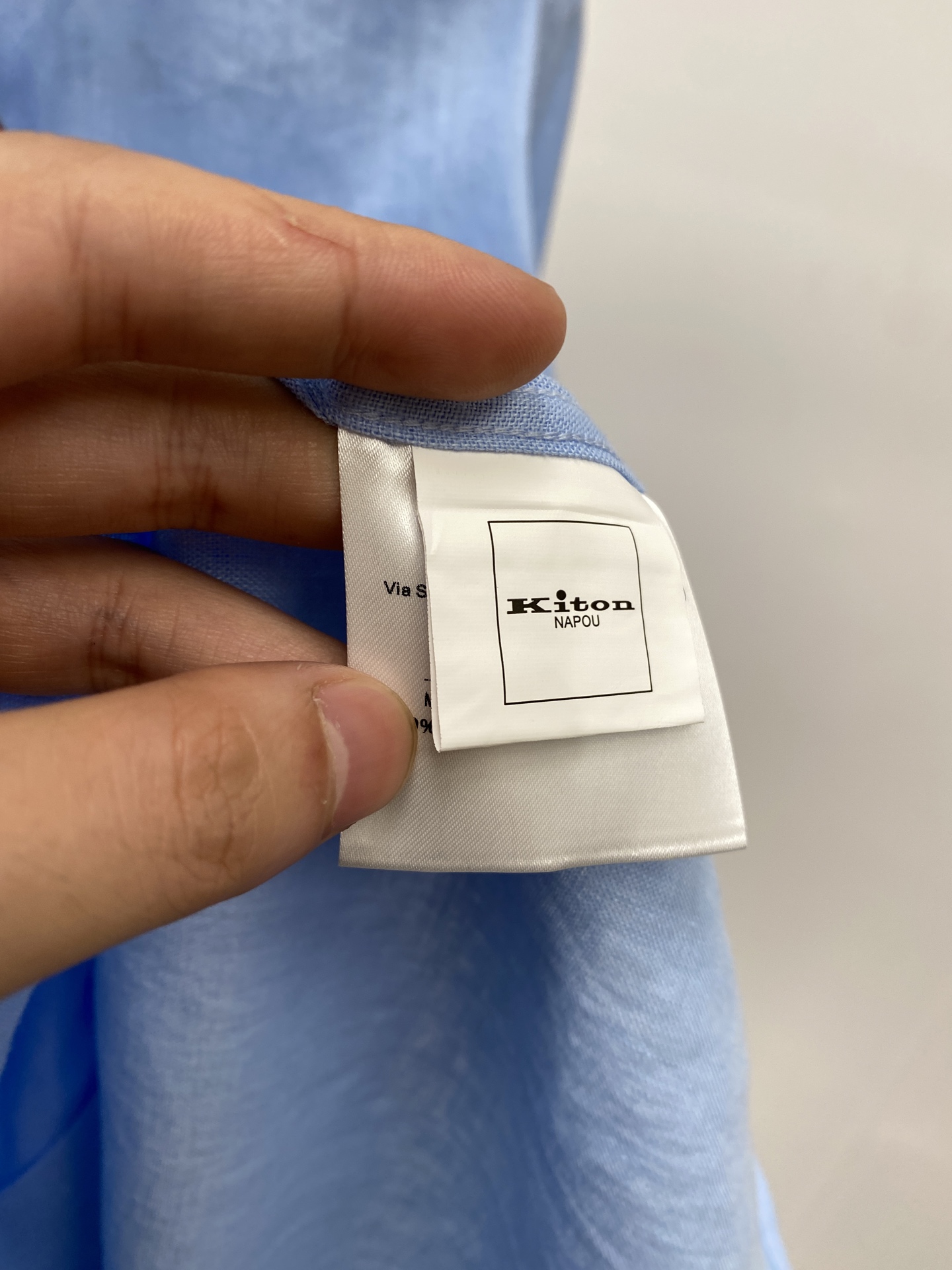 Kiton、2025新品衬衫，时尚帅气，简约百搭款，定制原版面料，不仅挺括，保持潮流的廓形，又穿着舒适，