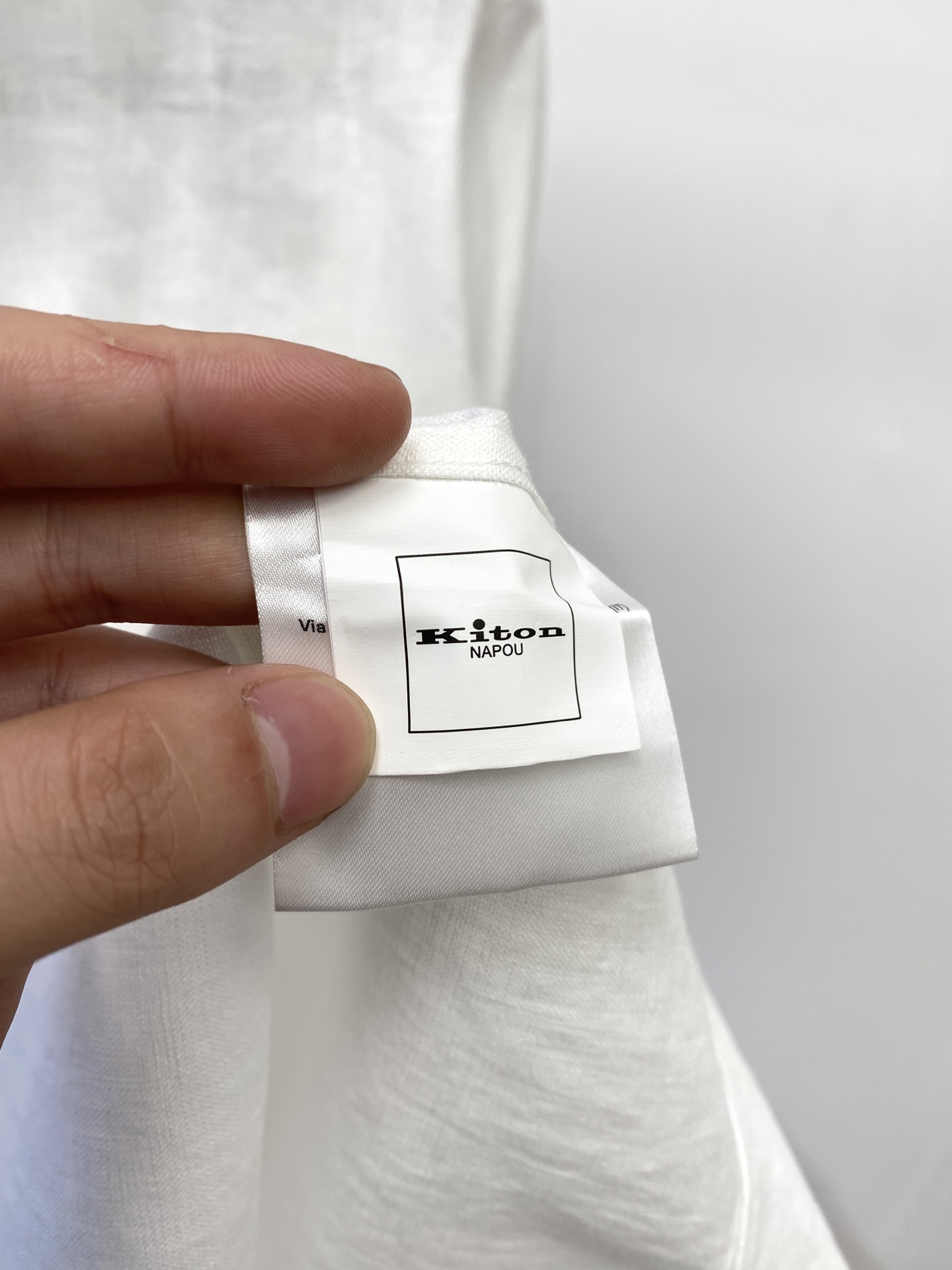 Kiton、2025新品衬衫，时尚帅气，简约百搭款，定制原版面料，不仅挺括，保持潮流的廓形，又穿着舒适，