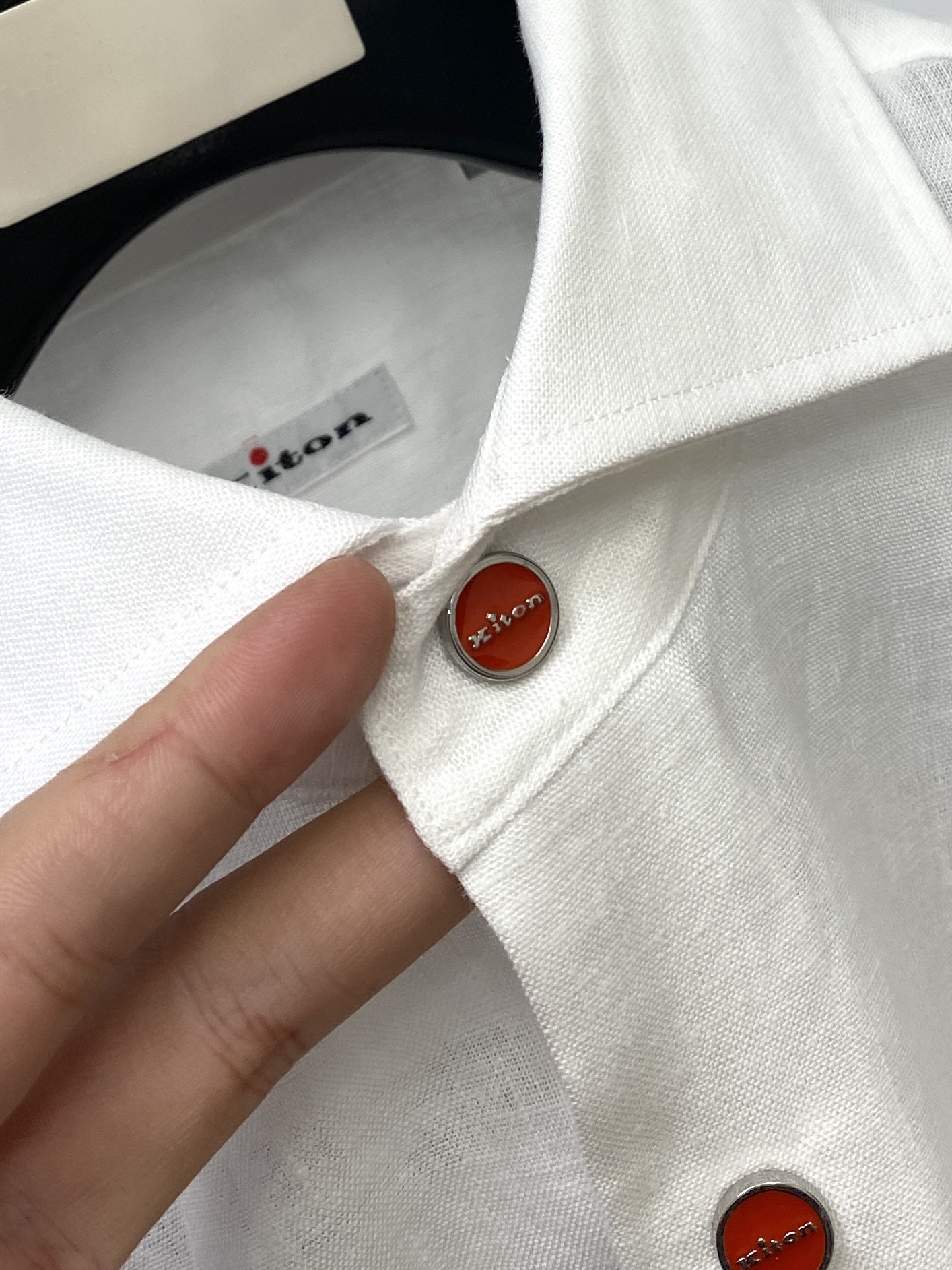 Kiton、2025新品衬衫，时尚帅气，简约百搭款，定制原版面料，不仅挺括，保持潮流的廓形，又穿着舒适，