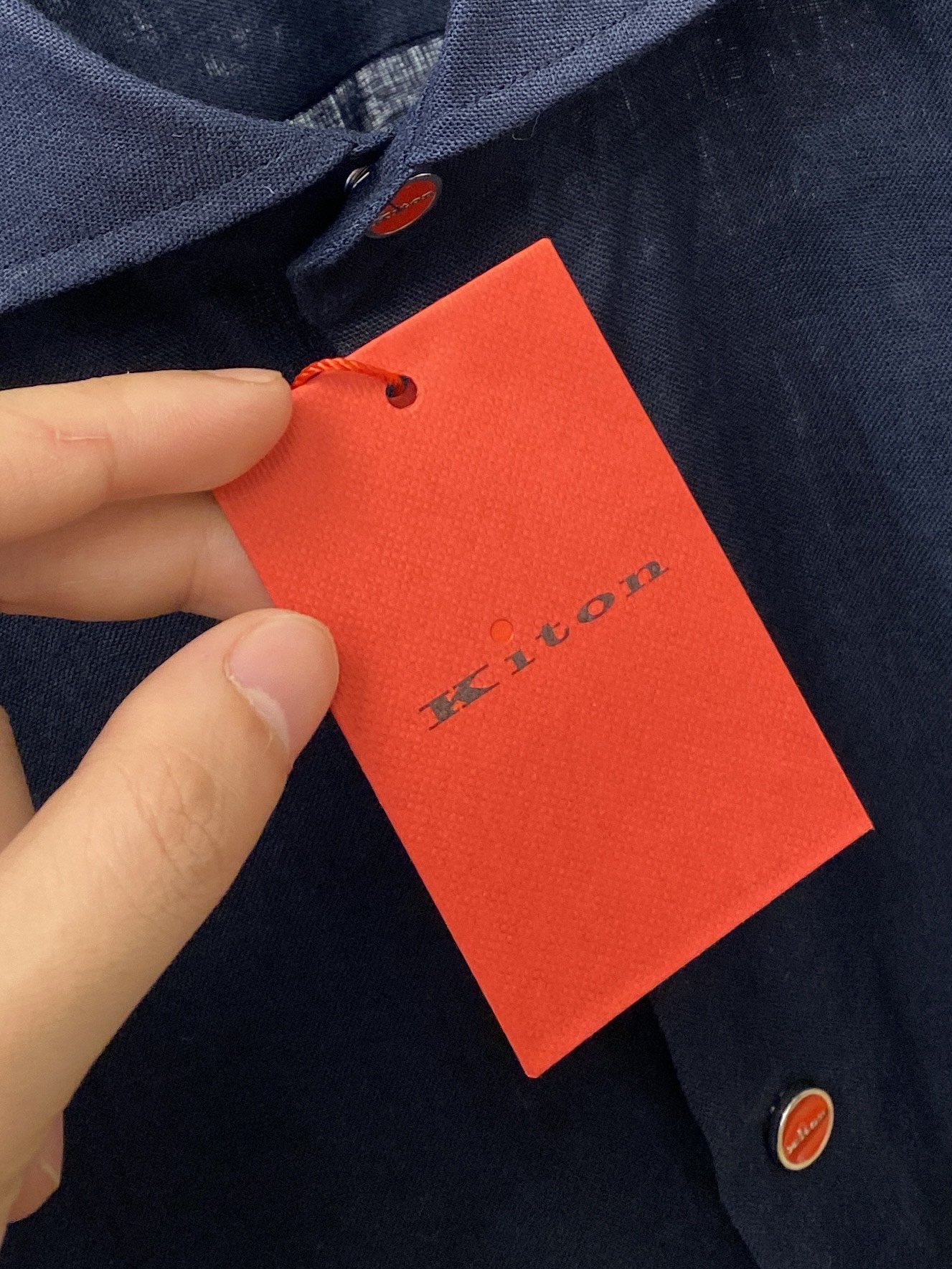 Kiton、2025新品衬衫，时尚帅气，简约百搭款，定制原版面料，不仅挺括，保持潮流的廓形，又穿着舒适，
