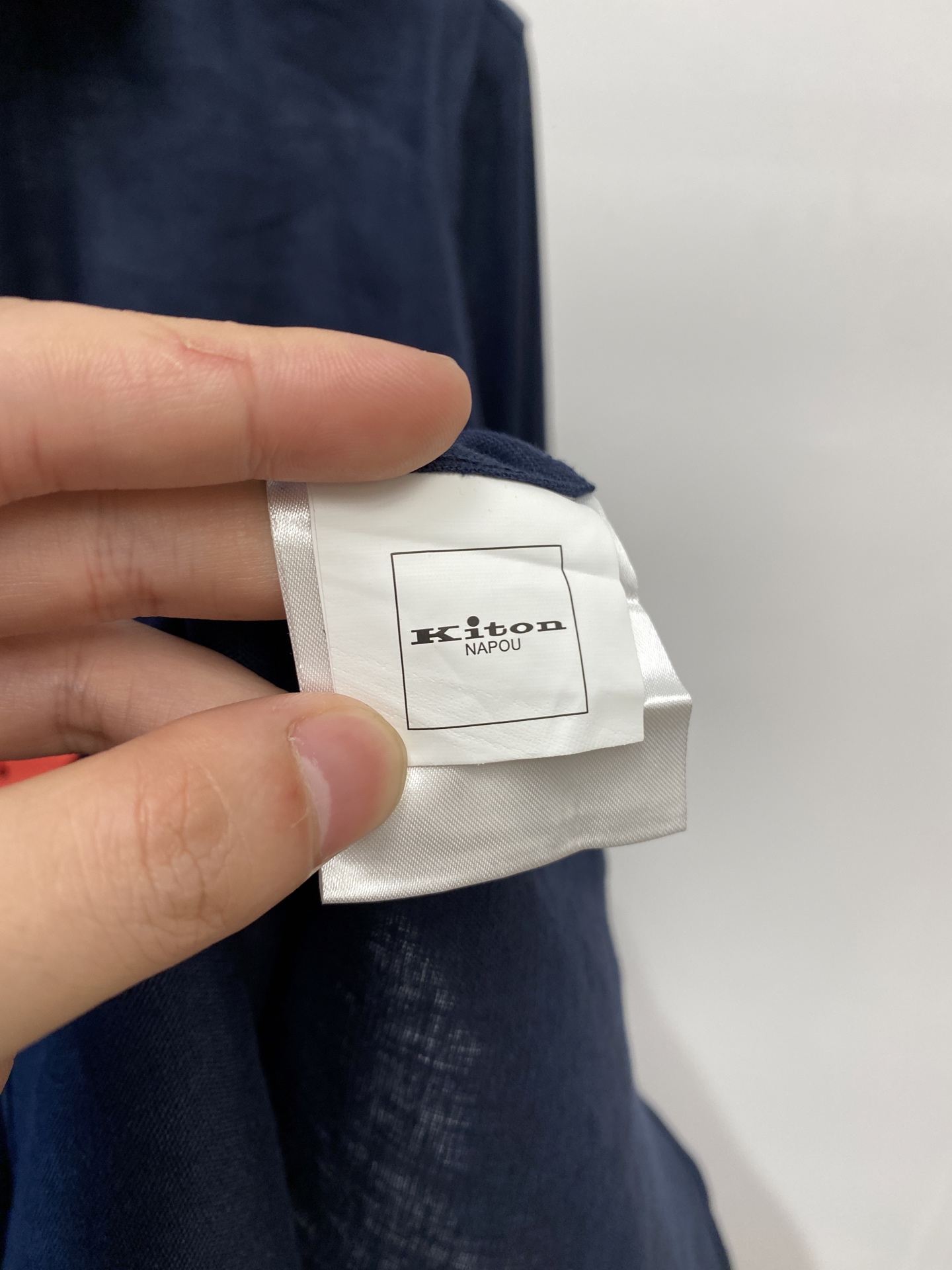 Kiton、2025新品衬衫，时尚帅气，简约百搭款，定制原版面料，不仅挺括，保持潮流的廓形，又穿着舒适，