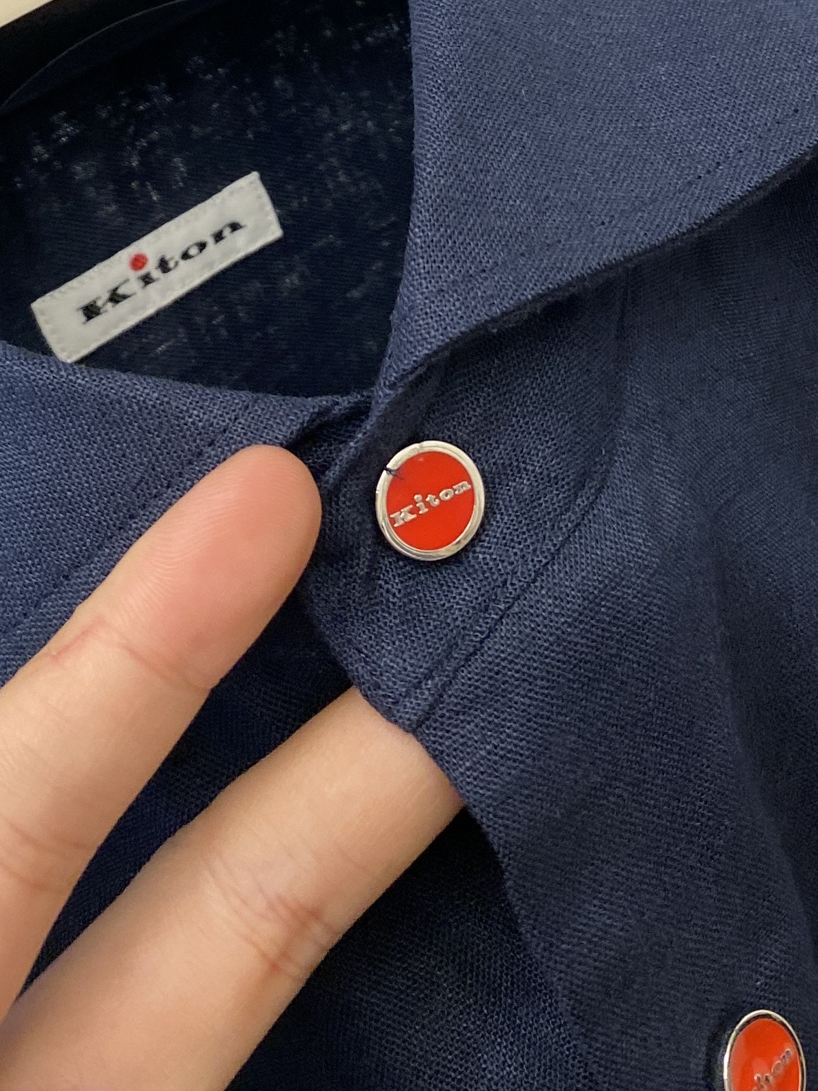 Kiton、2025新品衬衫，时尚帅气，简约百搭款，定制原版面料，不仅挺括，保持潮流的廓形，又穿着舒适，