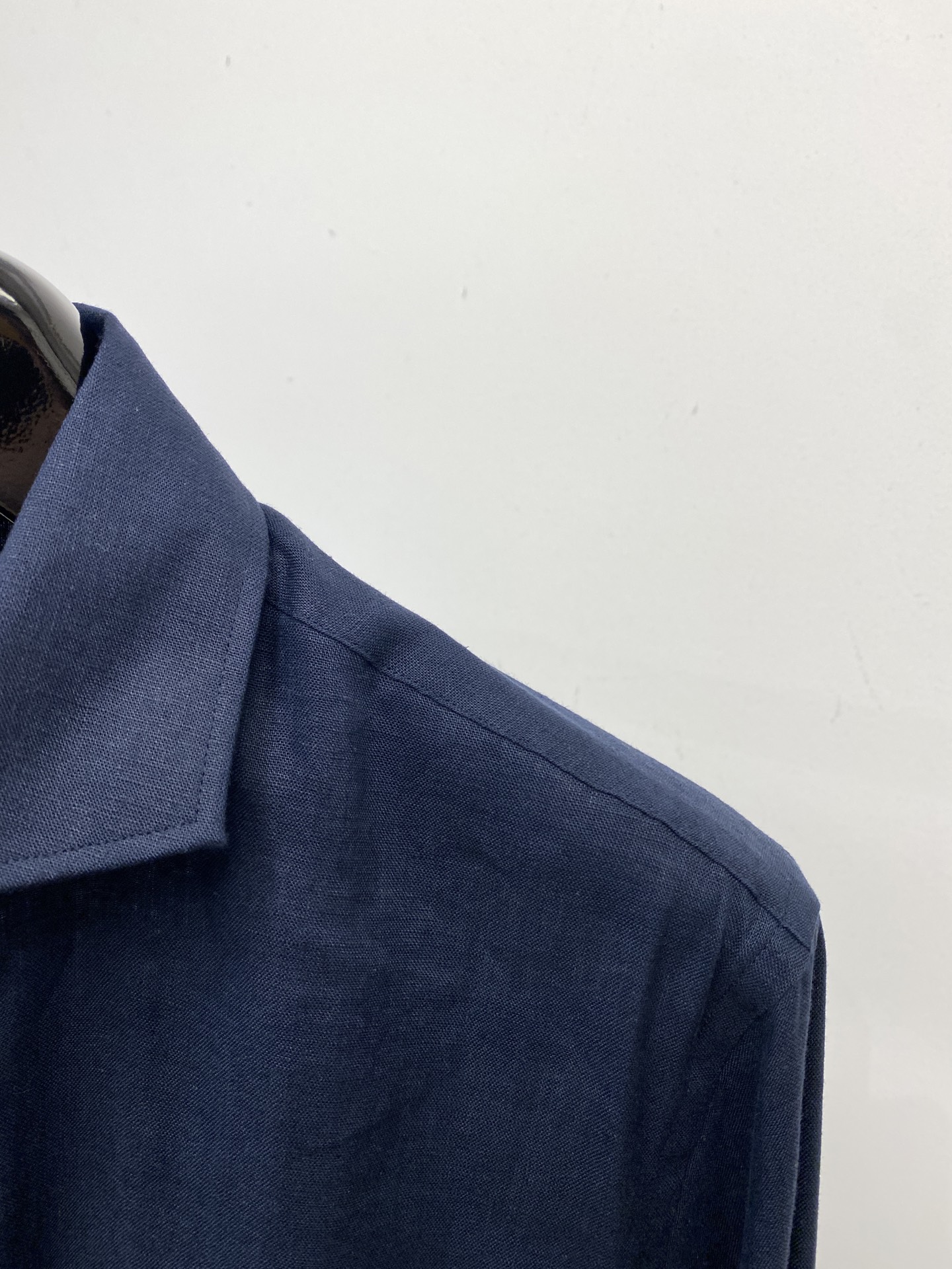 Kiton、2025新品衬衫，时尚帅气，简约百搭款，定制原版面料，不仅挺括，保持潮流的廓形，又穿着舒适，