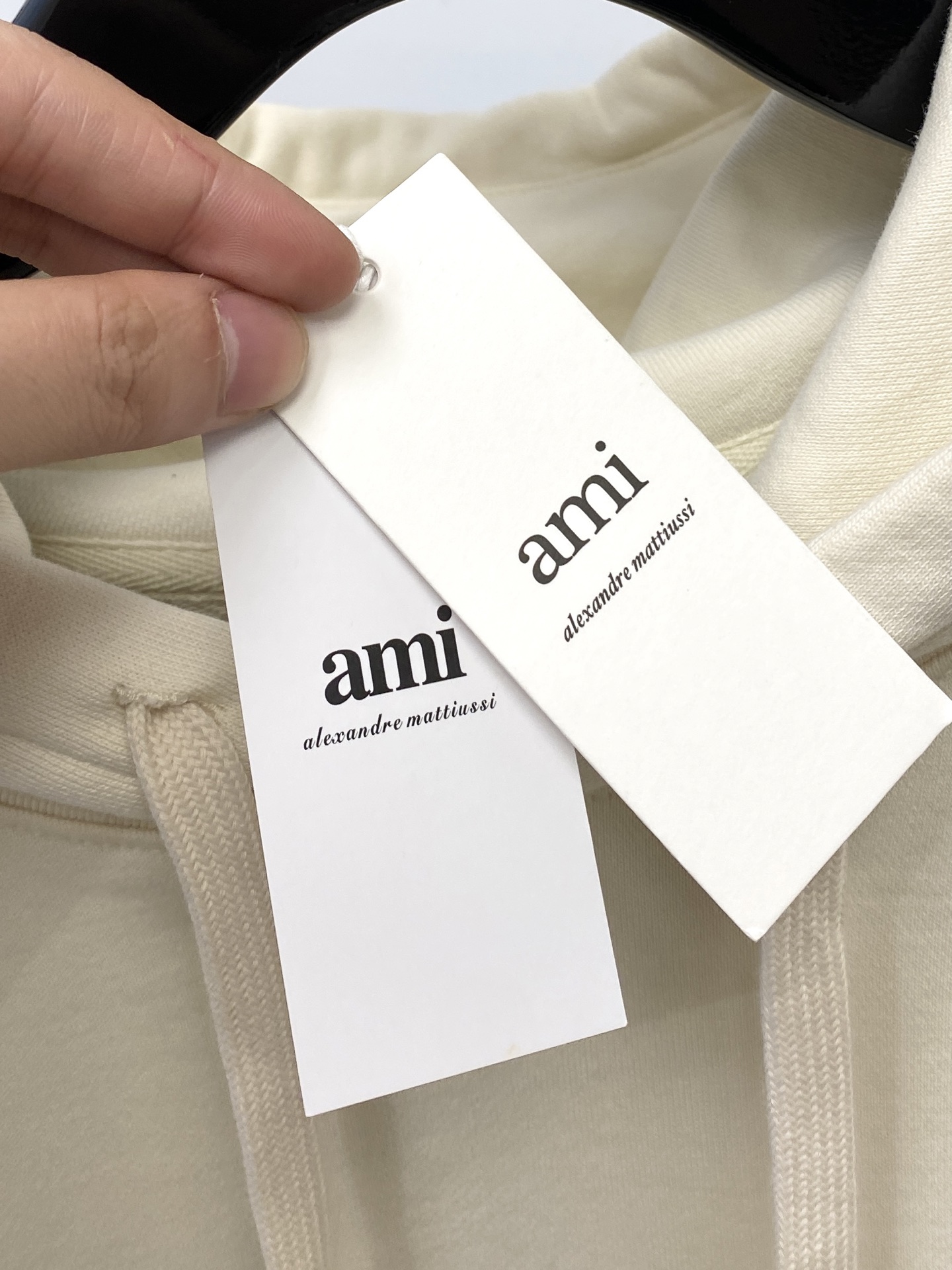 AMI、2025最新款卫衣，帅气时尚，胸前刺绣装饰图案logo，简约百搭款。面料棉 不仅挺括，保持潮流的