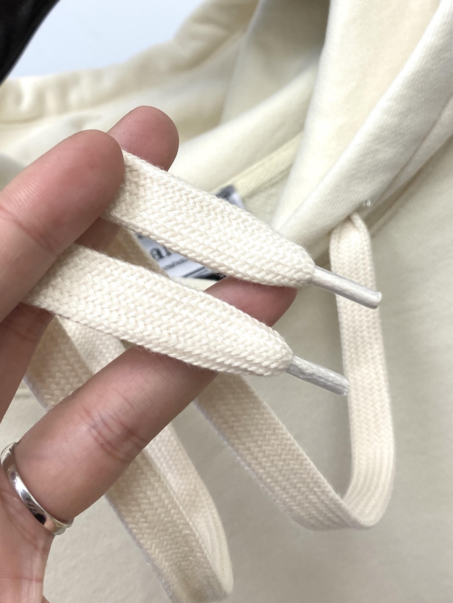 AMI、2025最新款卫衣，帅气时尚，胸前刺绣装饰图案logo，简约百搭款。面料棉 不仅挺括，保持潮流的