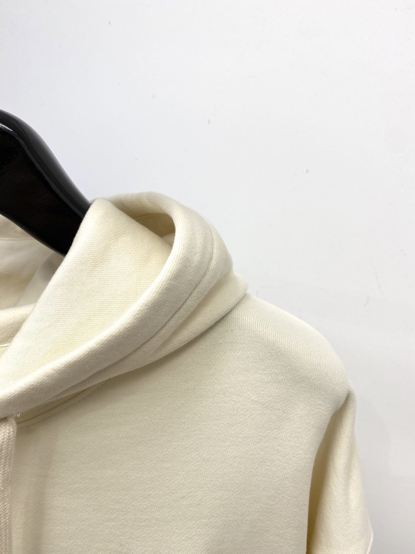 AMI、2025最新款卫衣，帅气时尚，胸前刺绣装饰图案logo，简约百搭款。面料棉 不仅挺括，保持潮流的