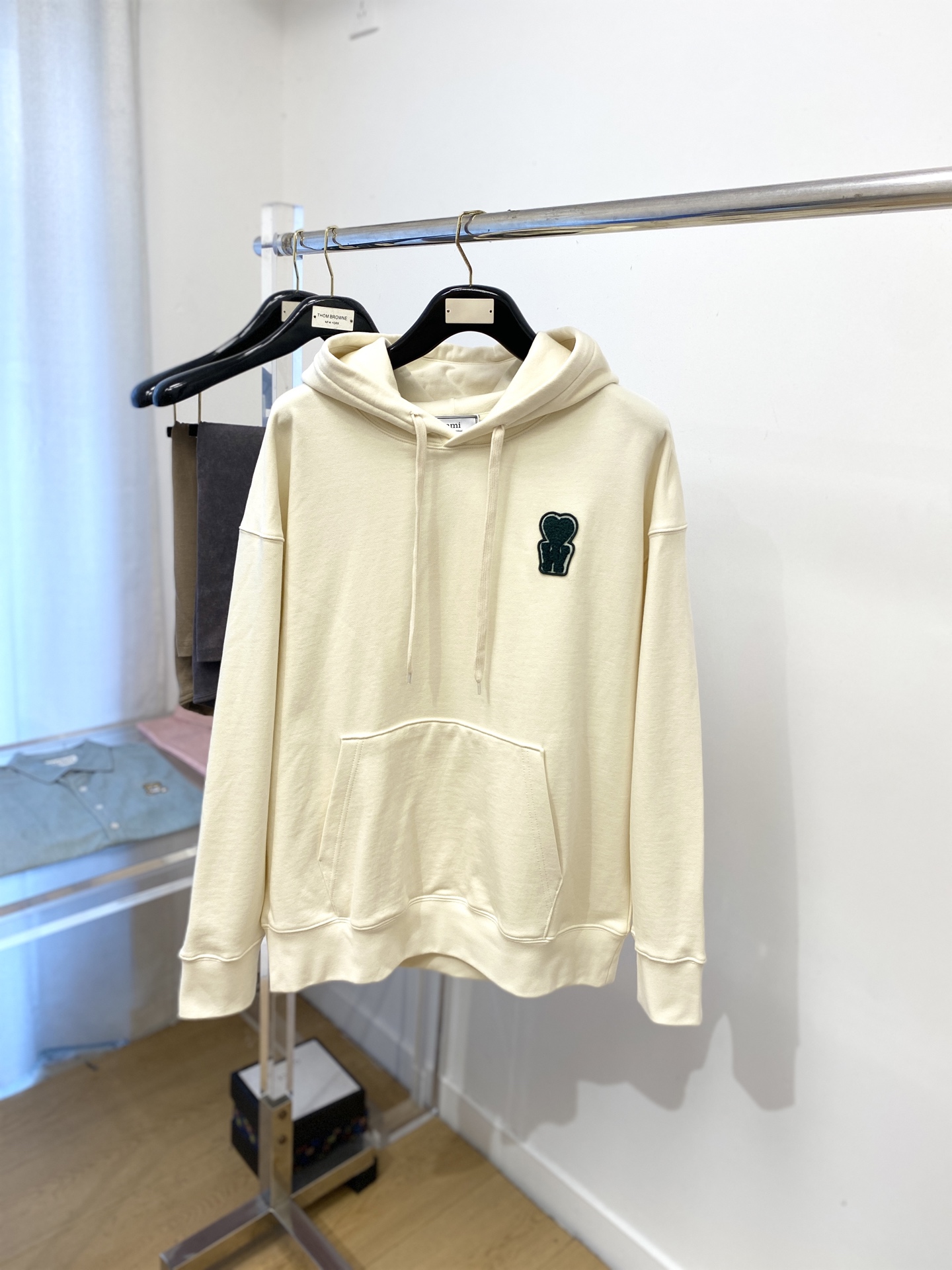 NO:518981,AMI, the latest sweatshirts in 2025, handsome and fashionable, chest embroidered decorative pattern logo, simple and versatile style. Fabric cotton is not only crisp, maintains a fashionable silhouette, and is comfortable to wear, and the yarn is more delicate, with a size M-2XL, hoodie, sweatshirts, alexander wang19860909AMI、2025最新款卫衣,帅气时尚,胸前刺绣装饰图案logo,简约百搭款.面料棉 不仅挺括,保持潮流的廓形,又穿着舒适,纱织更细腻,码数M-2XL,,hoodie,sweatshirts,alexander wang,Men's clothing