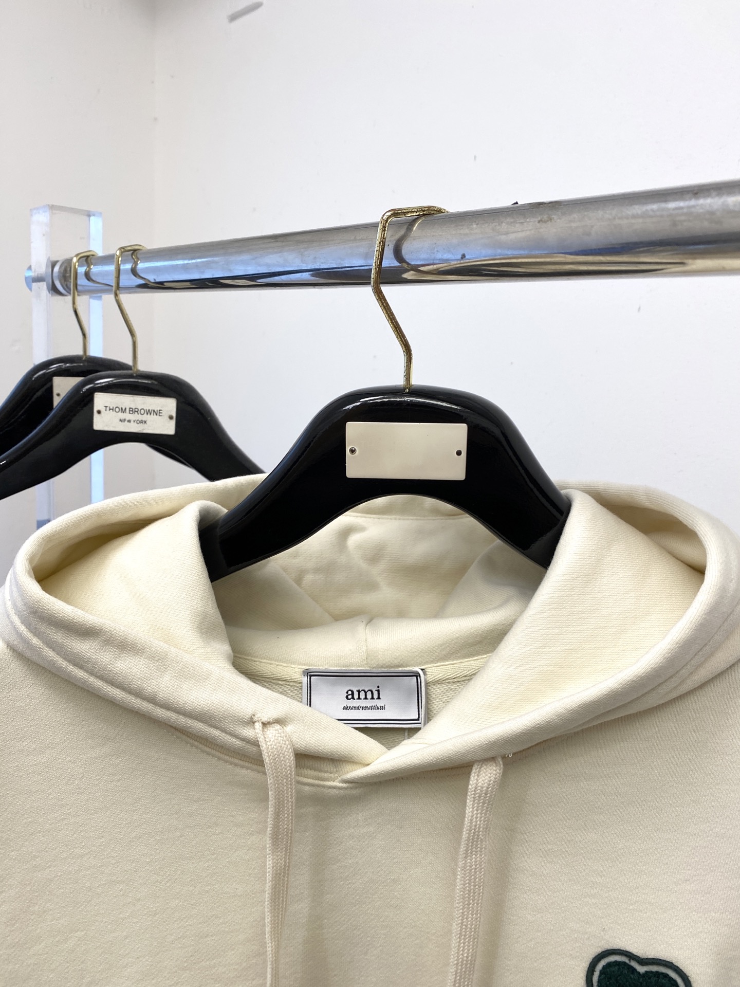 AMI、2025最新款卫衣，帅气时尚，胸前刺绣装饰图案logo，简约百搭款。面料棉 不仅挺括，保持潮流的