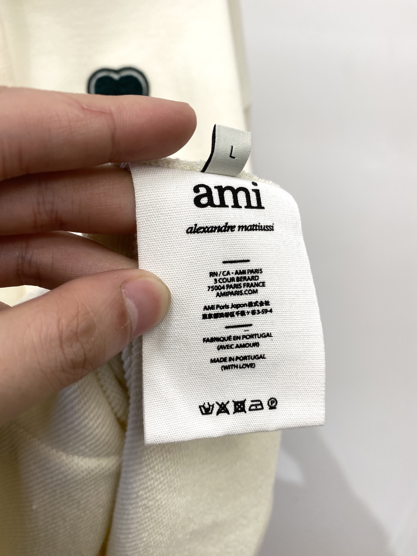 AMI、2025最新款卫衣，帅气时尚，胸前刺绣装饰图案logo，简约百搭款。面料棉 不仅挺括，保持潮流的