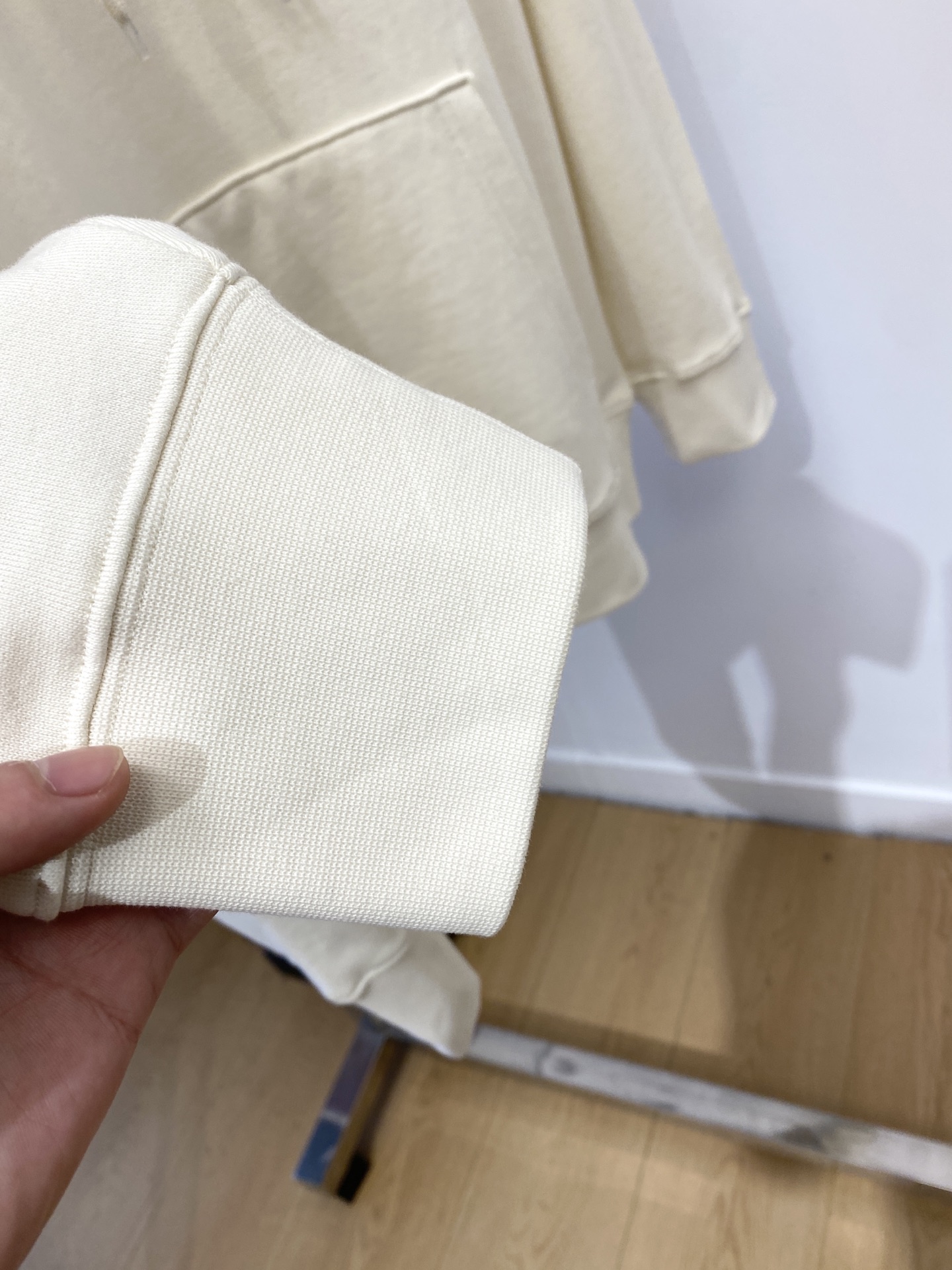 AMI、2025最新款卫衣，帅气时尚，胸前刺绣装饰图案logo，简约百搭款。面料棉 不仅挺括，保持潮流的