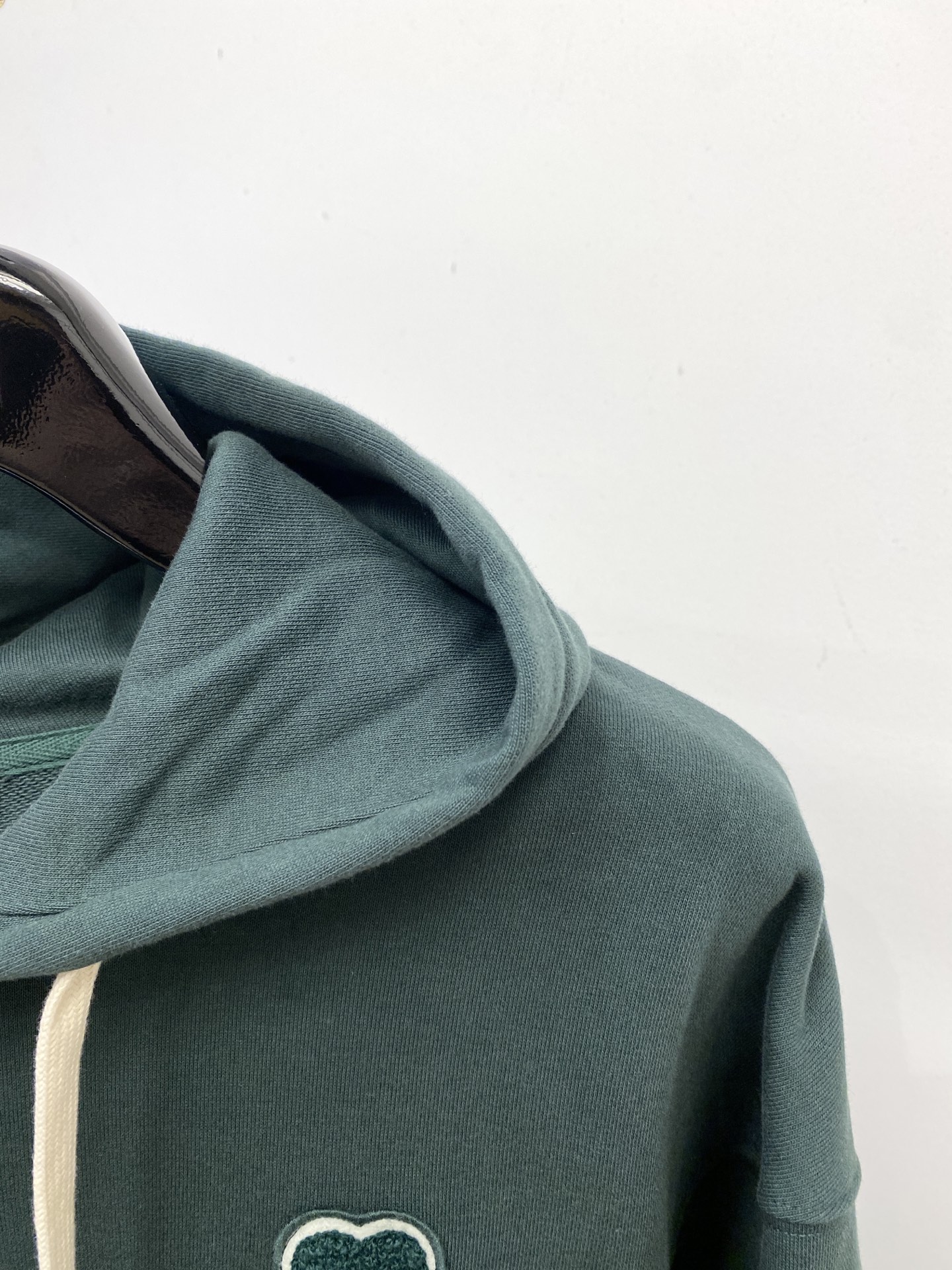 AMI、2025最新款卫衣，帅气时尚，胸前刺绣装饰图案logo，简约百搭款。面料棉 不仅挺括，保持潮流的