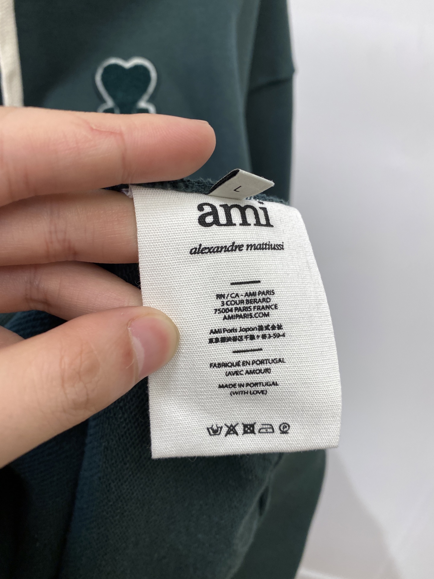 AMI、2025最新款卫衣，帅气时尚，胸前刺绣装饰图案logo，简约百搭款。面料棉 不仅挺括，保持潮流的