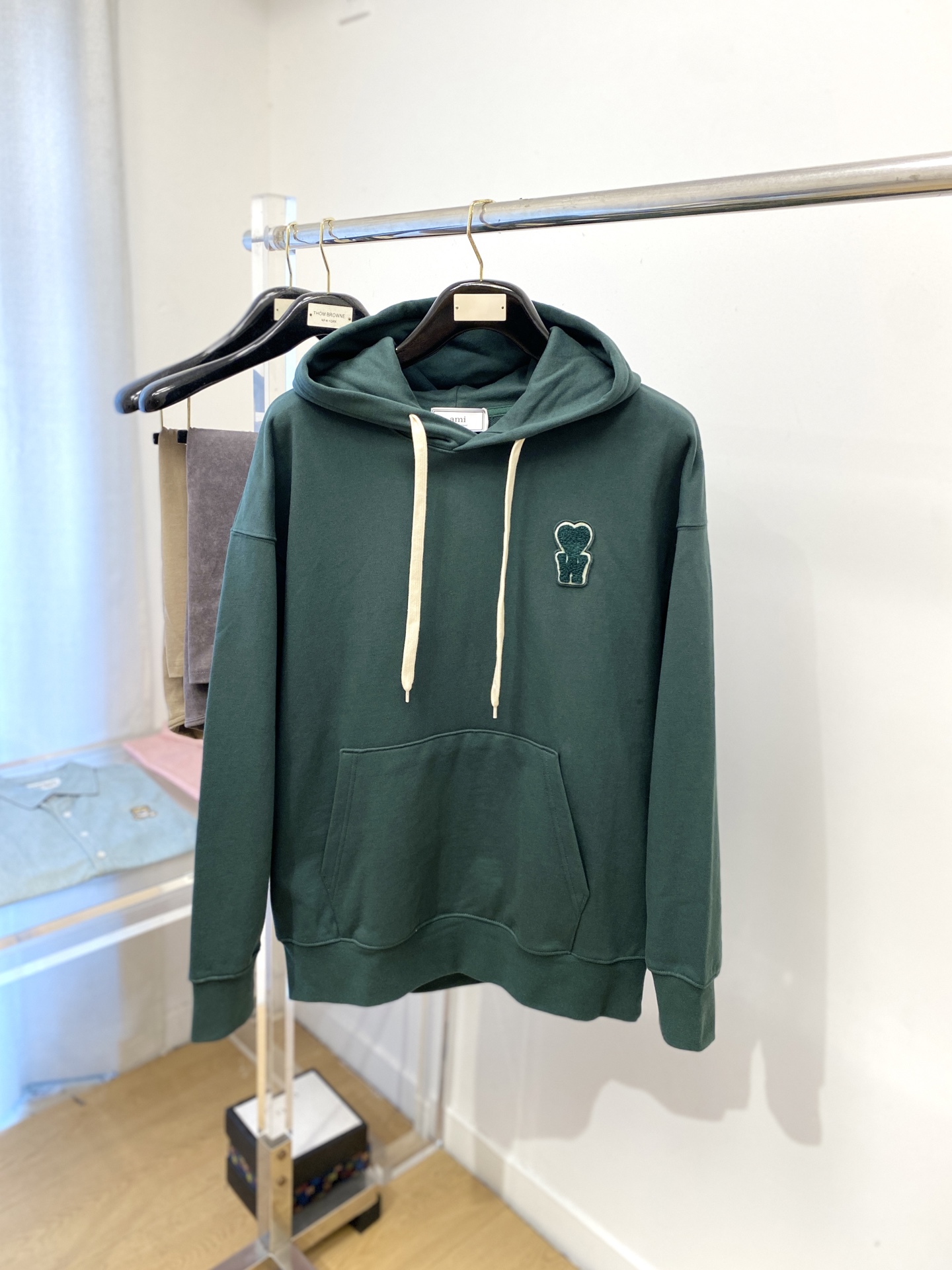 AMI、2025最新款卫衣，帅气时尚，胸前刺绣装饰图案logo，简约百搭款。面料棉 不仅挺括，保持潮流的