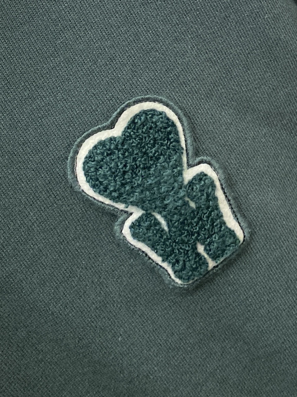 AMI、2025最新款卫衣，帅气时尚，胸前刺绣装饰图案logo，简约百搭款。面料棉 不仅挺括，保持潮流的