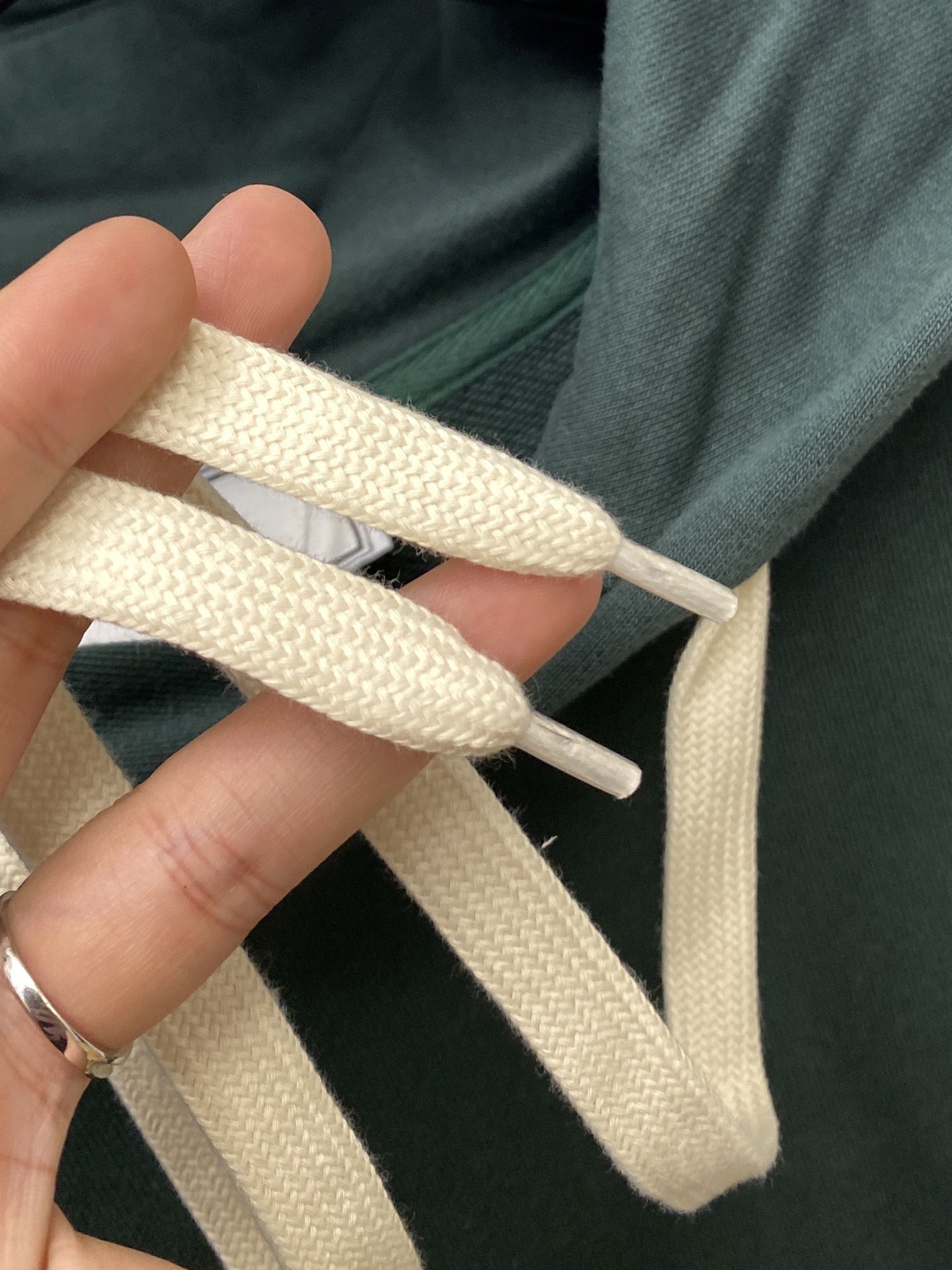 AMI、2025最新款卫衣，帅气时尚，胸前刺绣装饰图案logo，简约百搭款。面料棉 不仅挺括，保持潮流的