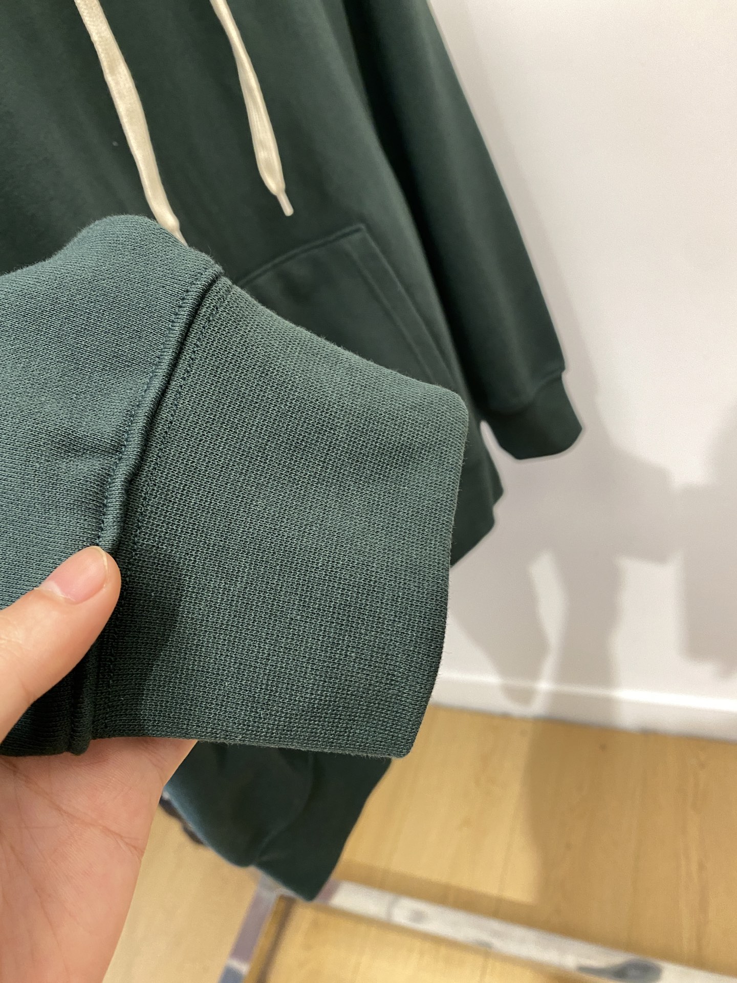 AMI、2025最新款卫衣，帅气时尚，胸前刺绣装饰图案logo，简约百搭款。面料棉 不仅挺括，保持潮流的