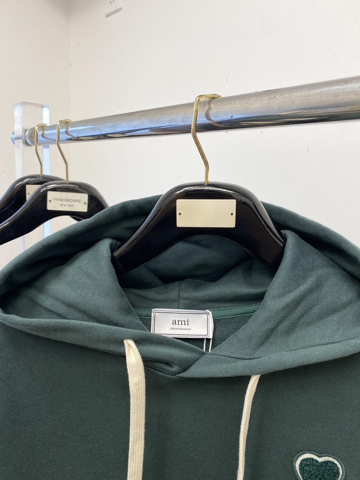 AMI、2025最新款卫衣，帅气时尚，胸前刺绣装饰图案logo，简约百搭款。面料棉 不仅挺括，保持潮流的